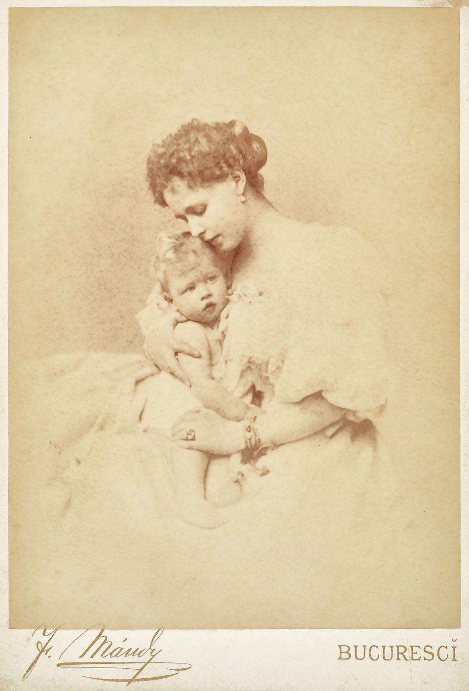Fotografie de colecţie ilustrând-o pe Principesa Maria împreună cu fiul său, Principele Carol, cca. 1894
