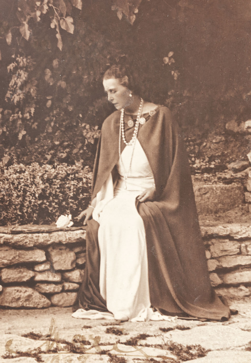 Fotografie ilustrând-o pe Regina Maria la Balcic, 1932, cu semnătura olografă a Reginei Maria