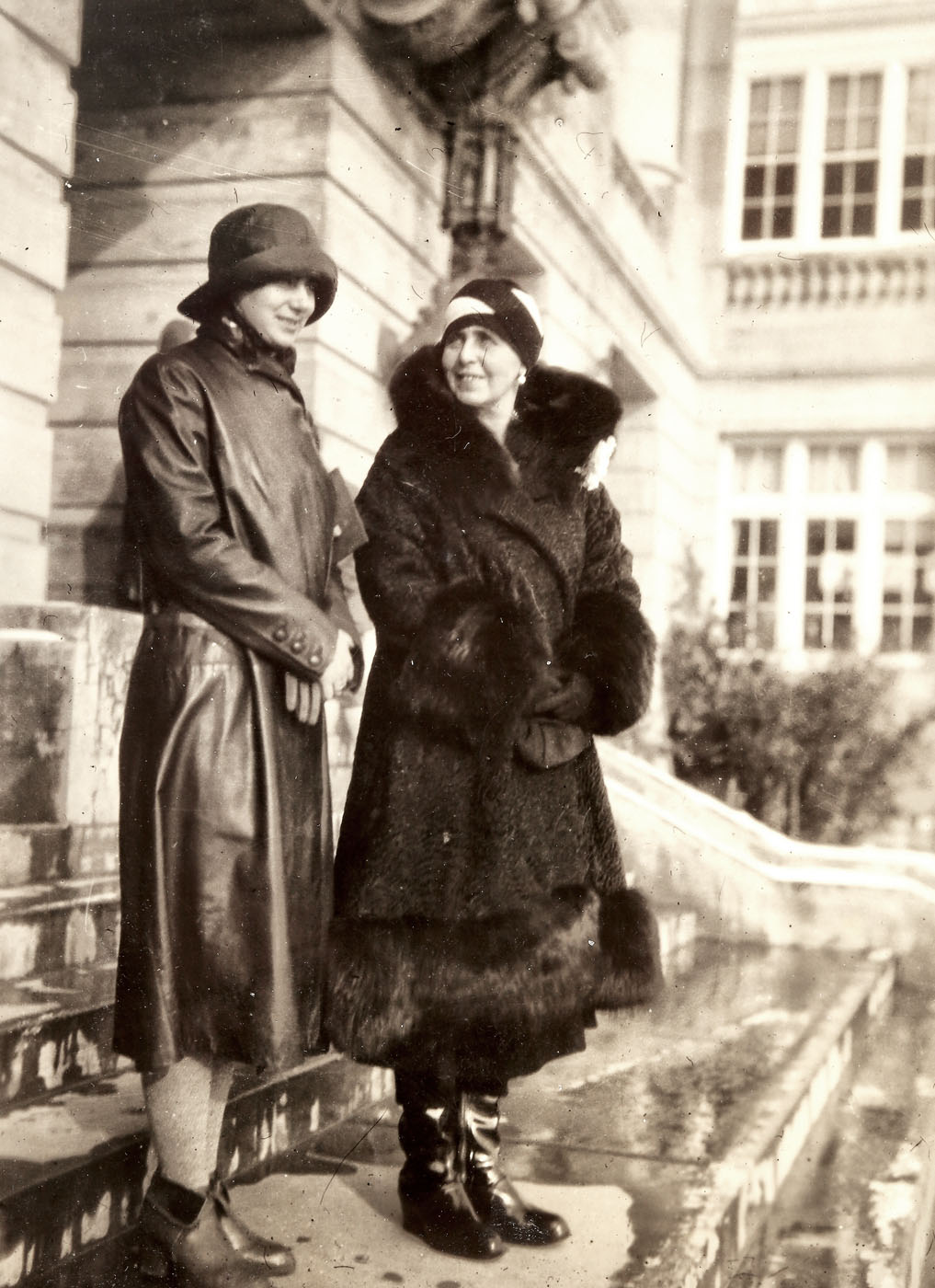 Fotografie ilustrând pe Regina Maria împreună cu Principesa Ileana, cca. 1924
