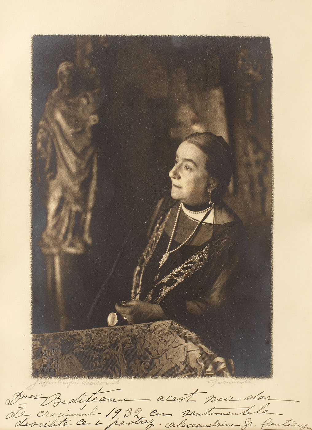 Fotografie reprezentând-o pe Alexandrina Cantacuzino (1876-1944), cu dedicaţia olografă a acesteia către Angela Bedițeanu, 1932 