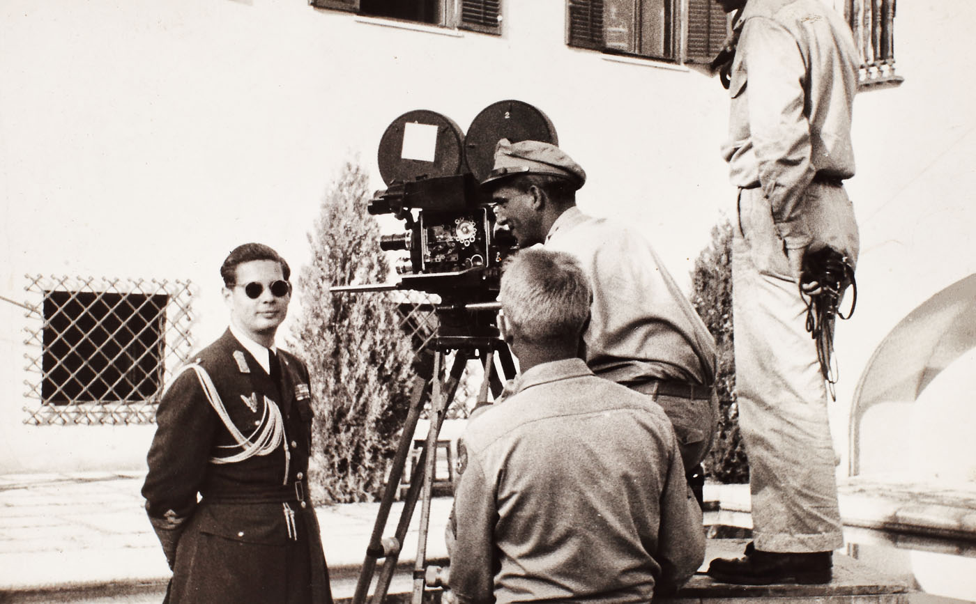 Fotografie ilustrându-l pe Regele Mihai I în timpul unei filmări, la palatul Elisabeta, cca. 1944