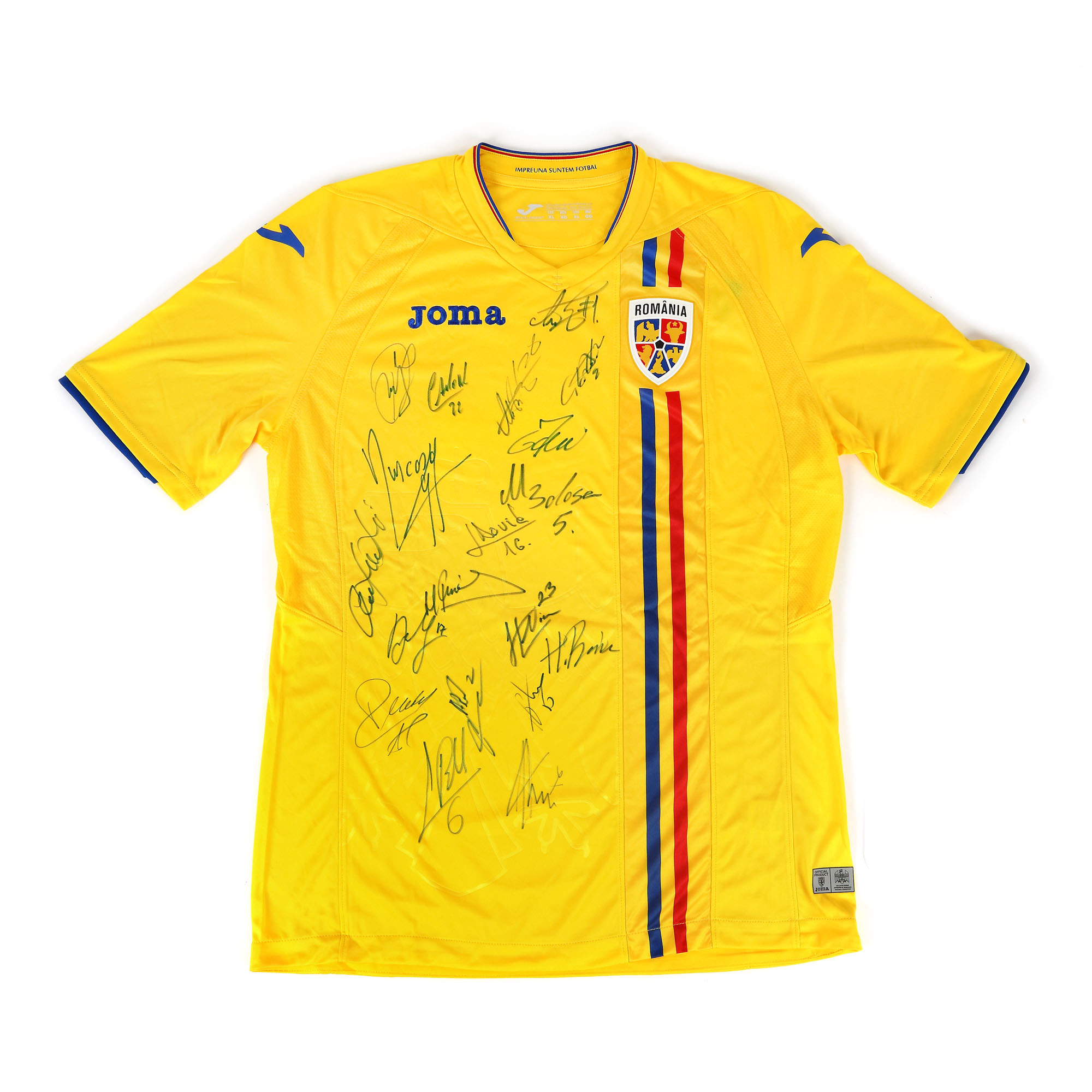 Tricou al Echipei Naționale de Fotbal, cu autografele jucătorilor din lotul de seniori, 2020 (Ciprian Tătărușanu, Ianis Hagi, George Pușcaș, Nicușor Stanciu, Claudiu Keșerü și Alexandru Maxim), donație a Federației Române de Fotbal