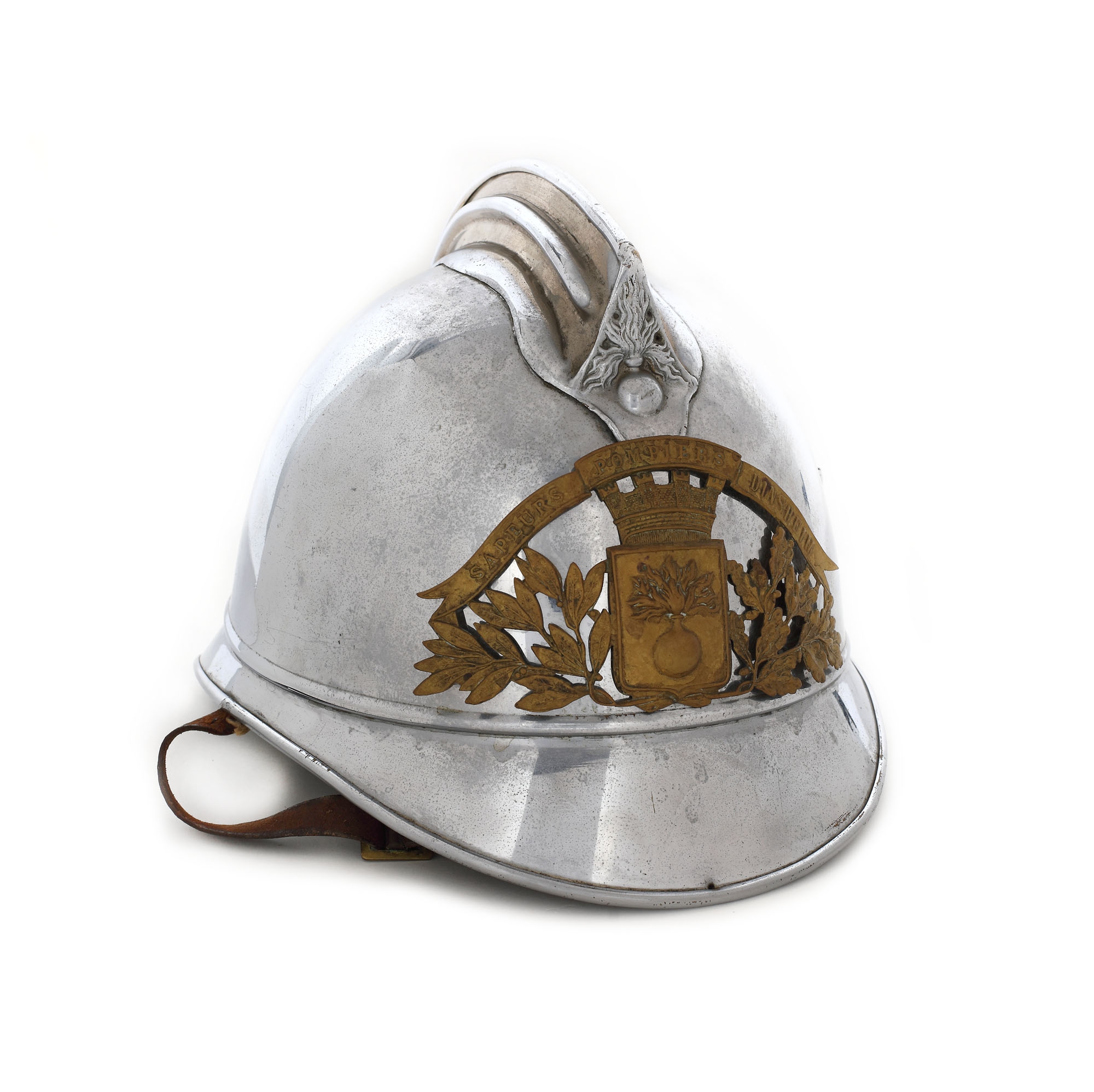 Cască pentru ținuta de gală a subofițerilor pompieri francezi, model 1895, donație a generalului Gabriel Oprea, președintele Uniunii Militarilor și Polițiștilor ”Mihai Viteazul”
