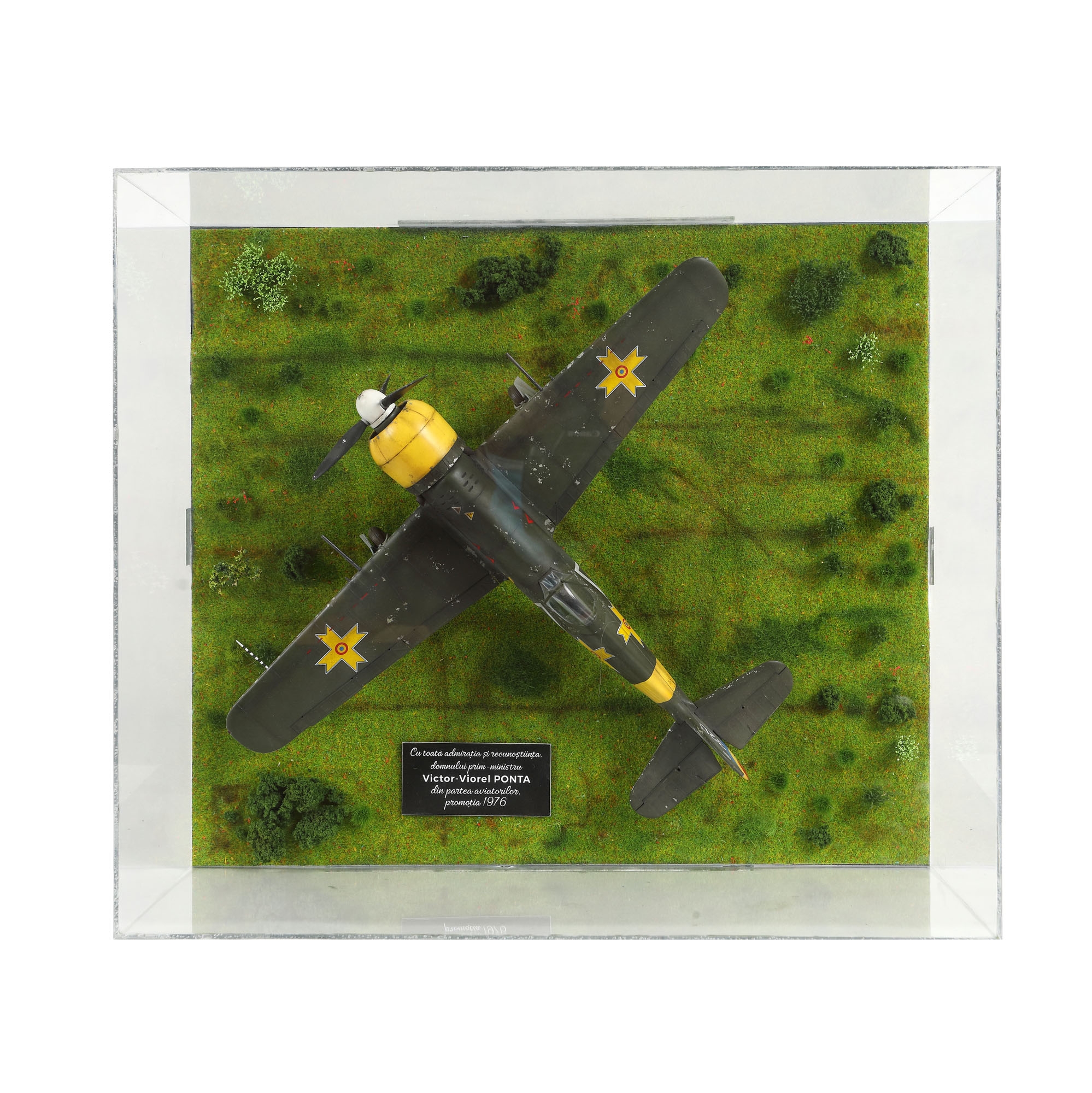 Macheta avionului "IAR-81C", oferit de promoția de aviatori 1976 domnului Victor Ponta, donație a politicianului Victor Ponta
