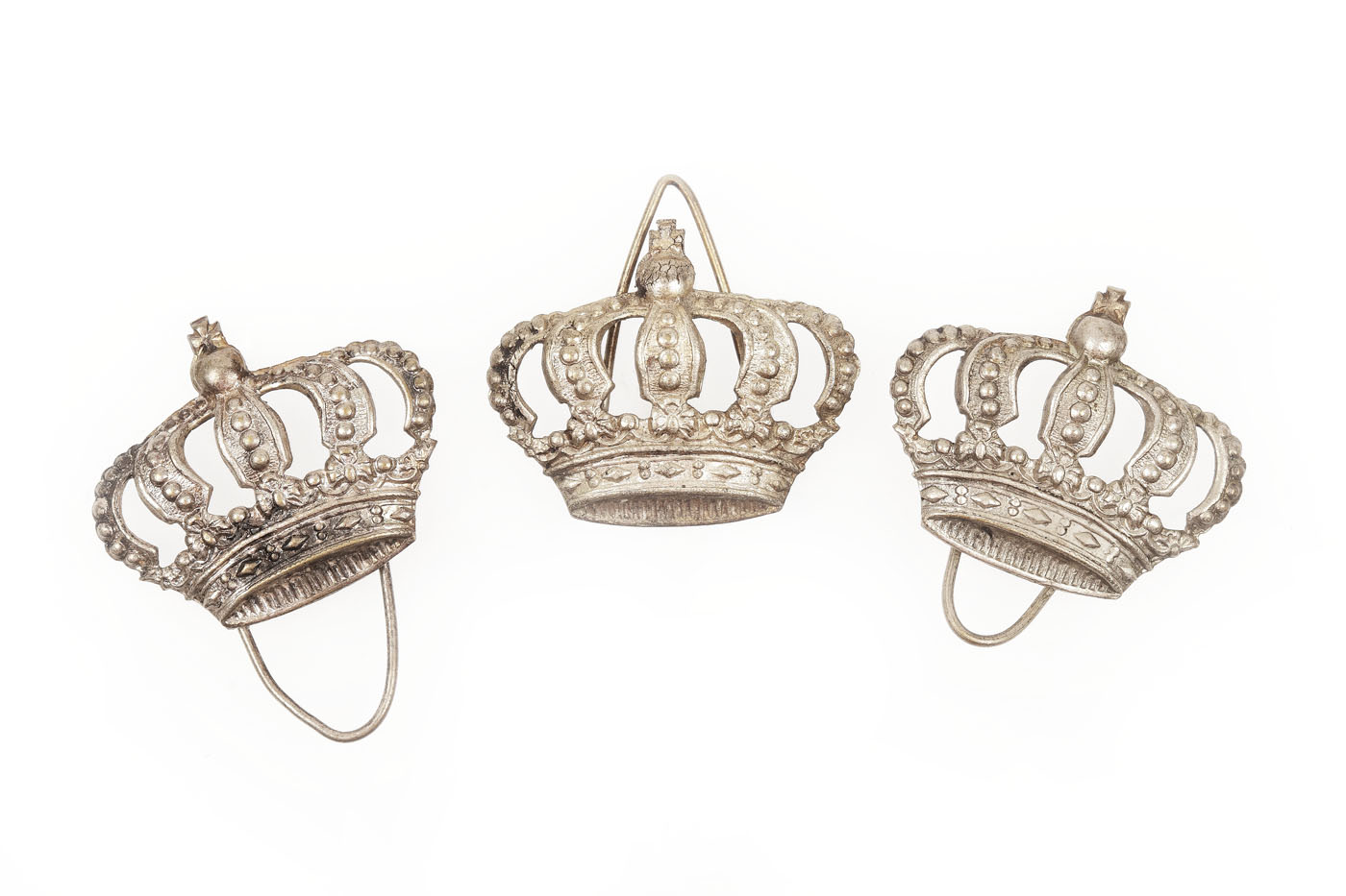Lot comprising three badges representing the royal crown