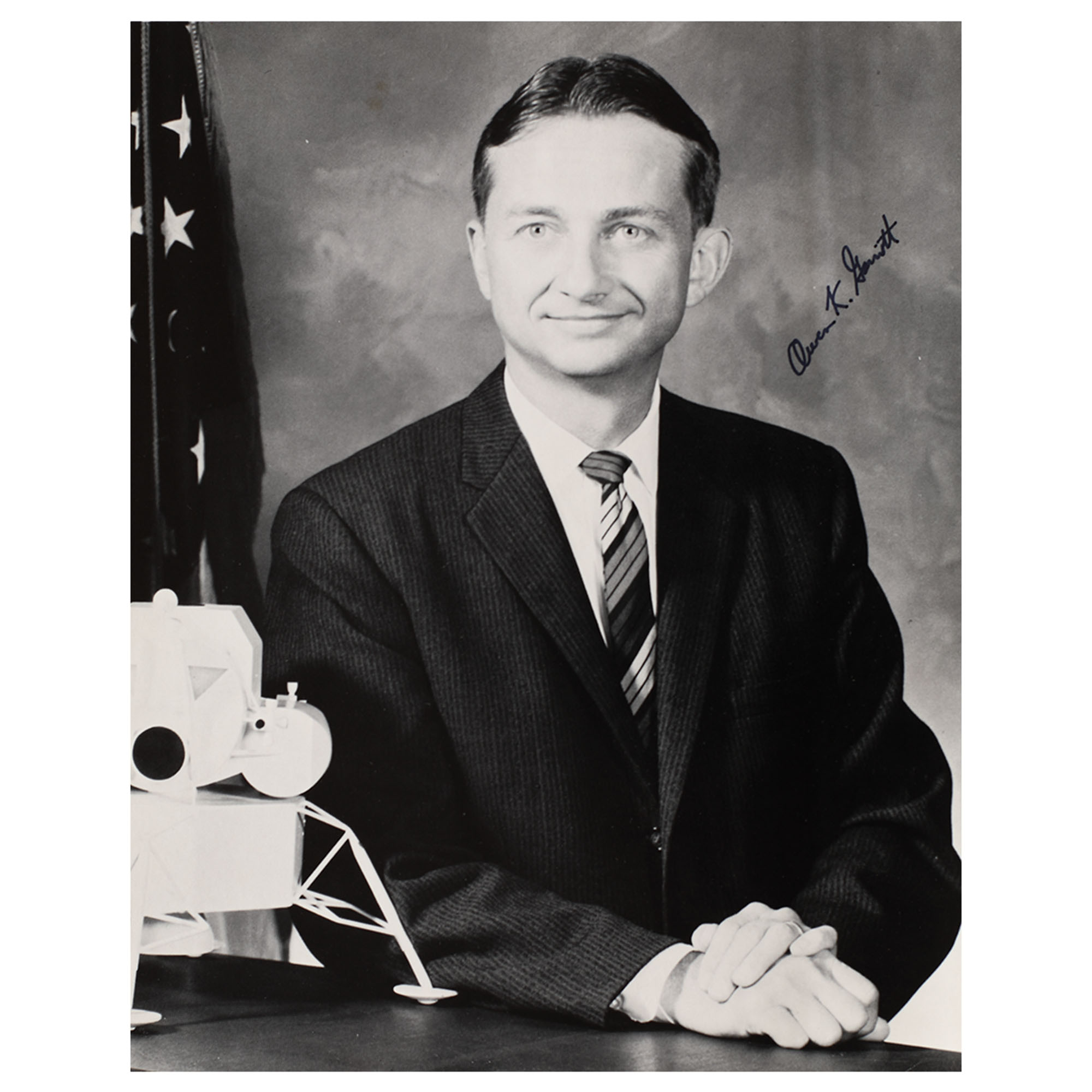 Fotografie oficială NASA, ilustrându-l pe astronautul american Owen K. Garriot, a petrecut 60 de zile în spațiu, cu semnătura olografă și plicul original