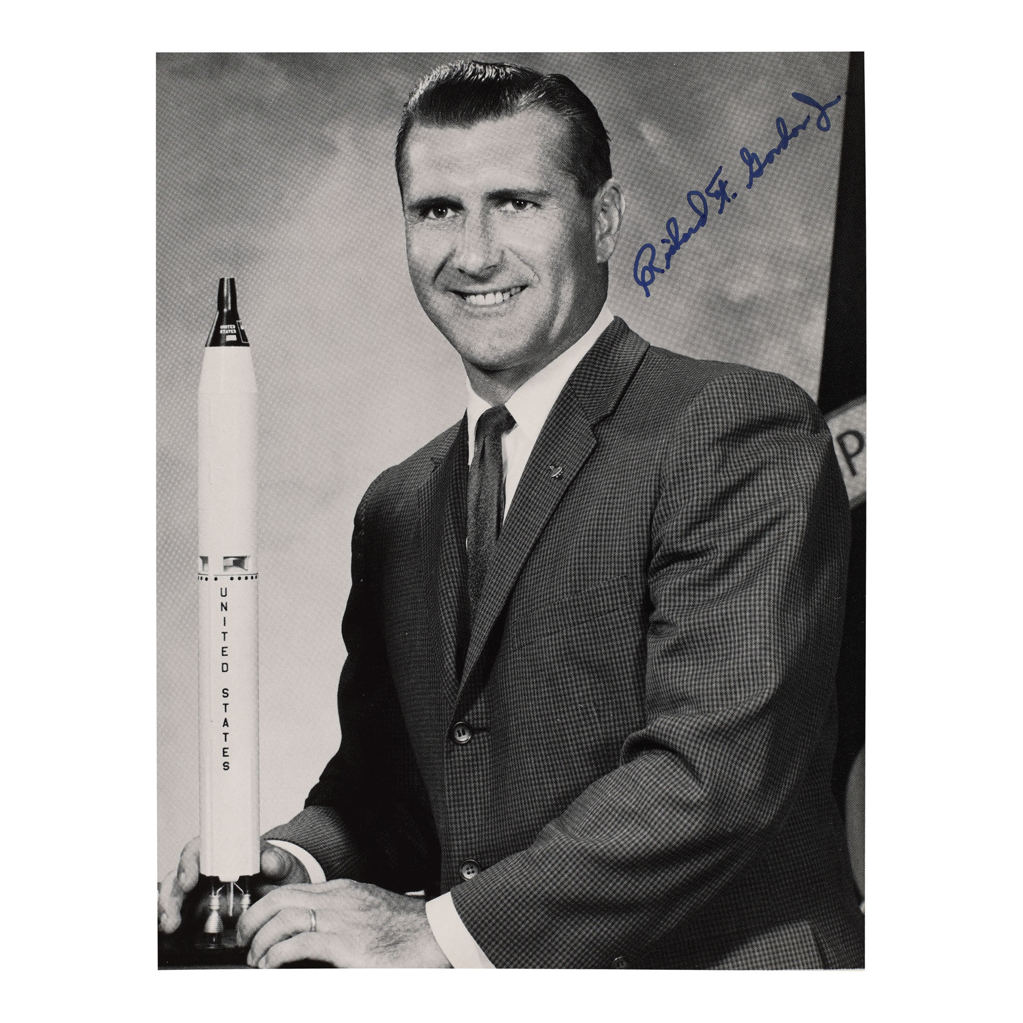 Fotografie oficială NASA, ilustrându-l pe astronautul american Richard F. Gordon Jr., pilotul misiunii Apollo 12, cu semnătura olografă și plicul original