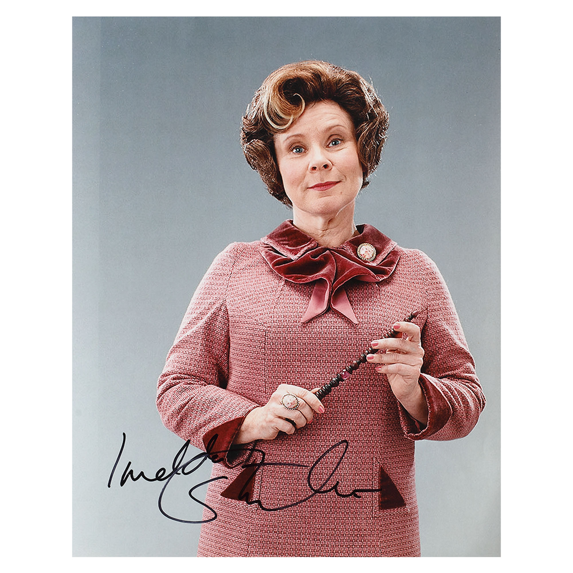 Lot format din trei fotografii ilustrându-i pe Narcissa Malfoy, Argus Filch și Dolores Umbridge, cu semnăturile olografe ale actorilor Helen McCrory, David Bradley și Imelda Staunton însoțite de certificate de autenticitate