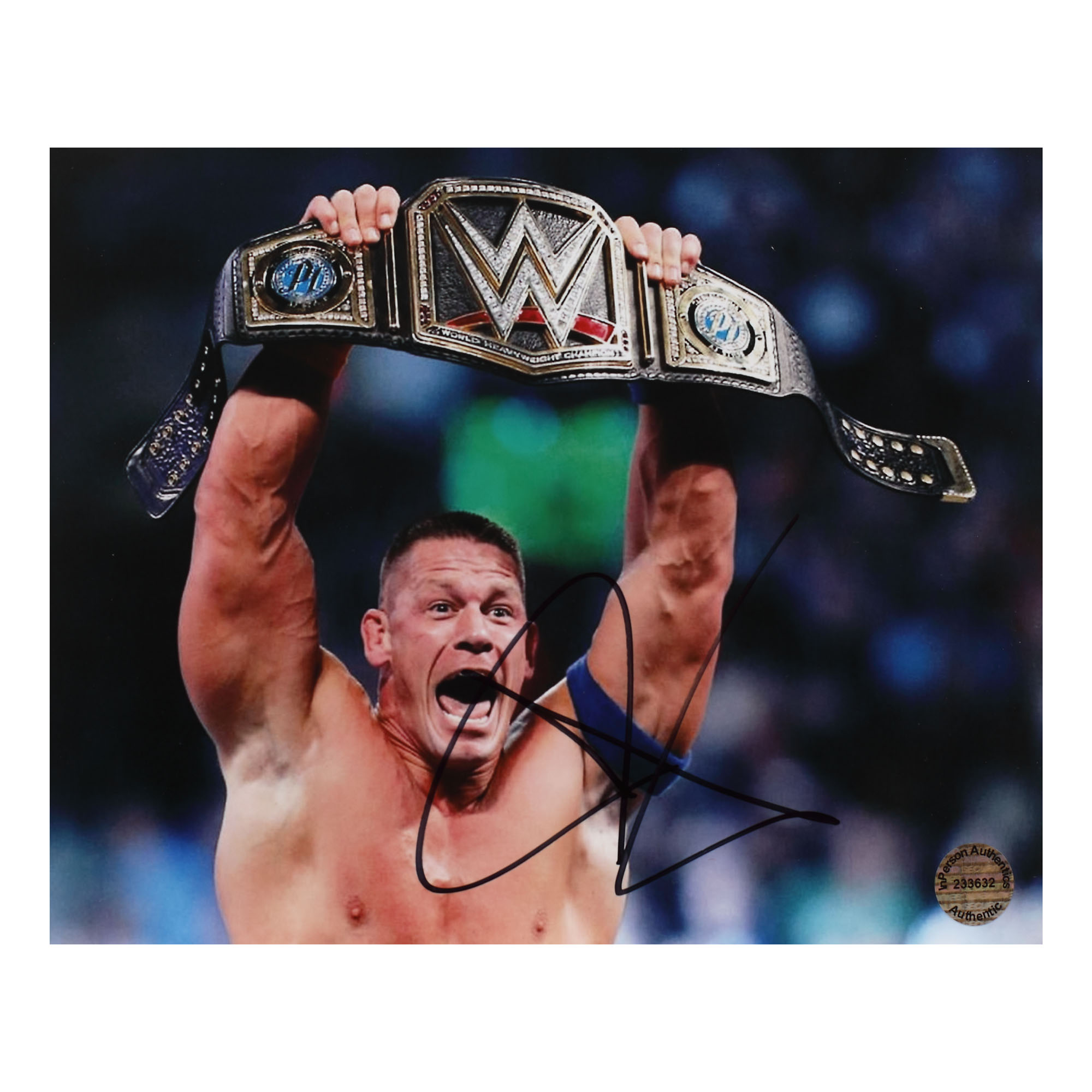 Fotografie ilustrându-l pe John Cena, cu semnătura olografă și certificat de autenticitate