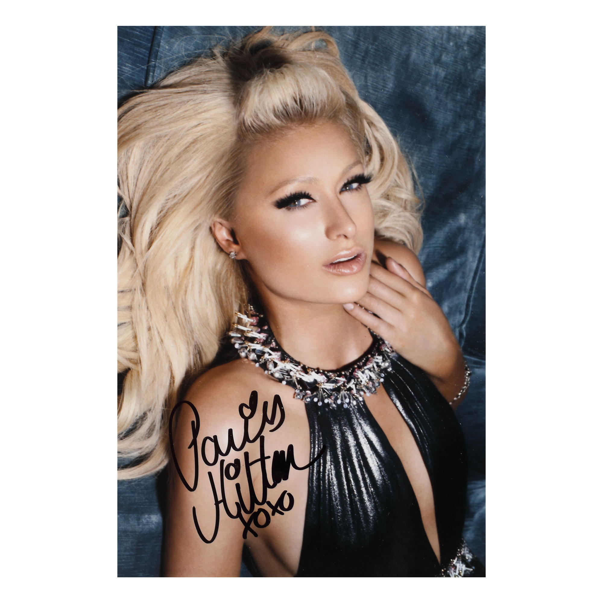 Fotografie ilustrând-o pe Paris Hilton cu semnătura olografă și certificat de autenticitate