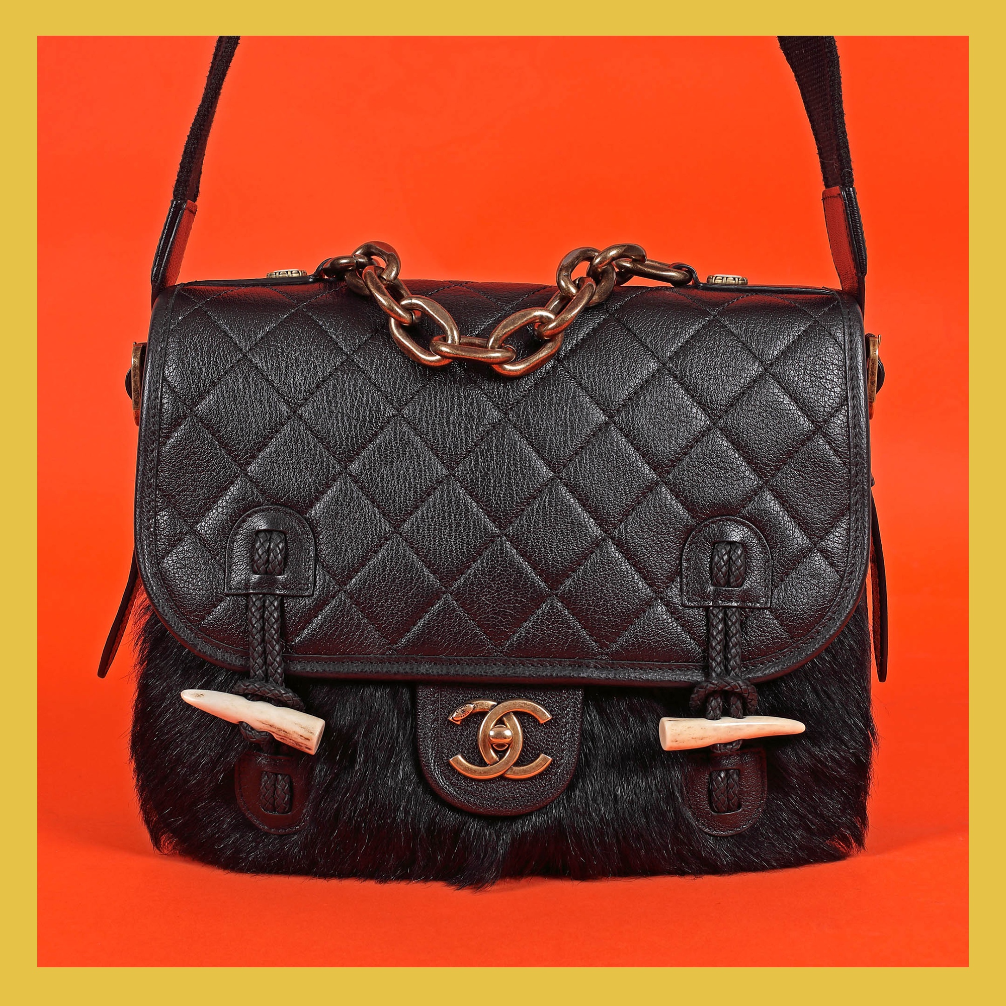 Geantă Chanel, parțial matlasată, cu accesorii colți, însoțită de card de autenticitate