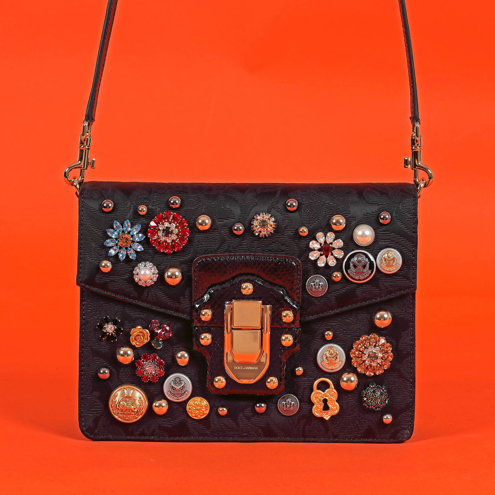 ”Lucia” - geantă Dolce and Gabbana, din piele și brocart, decorată cu aplicații montate manual, vine însoțită de card de autenticitate și husa originală