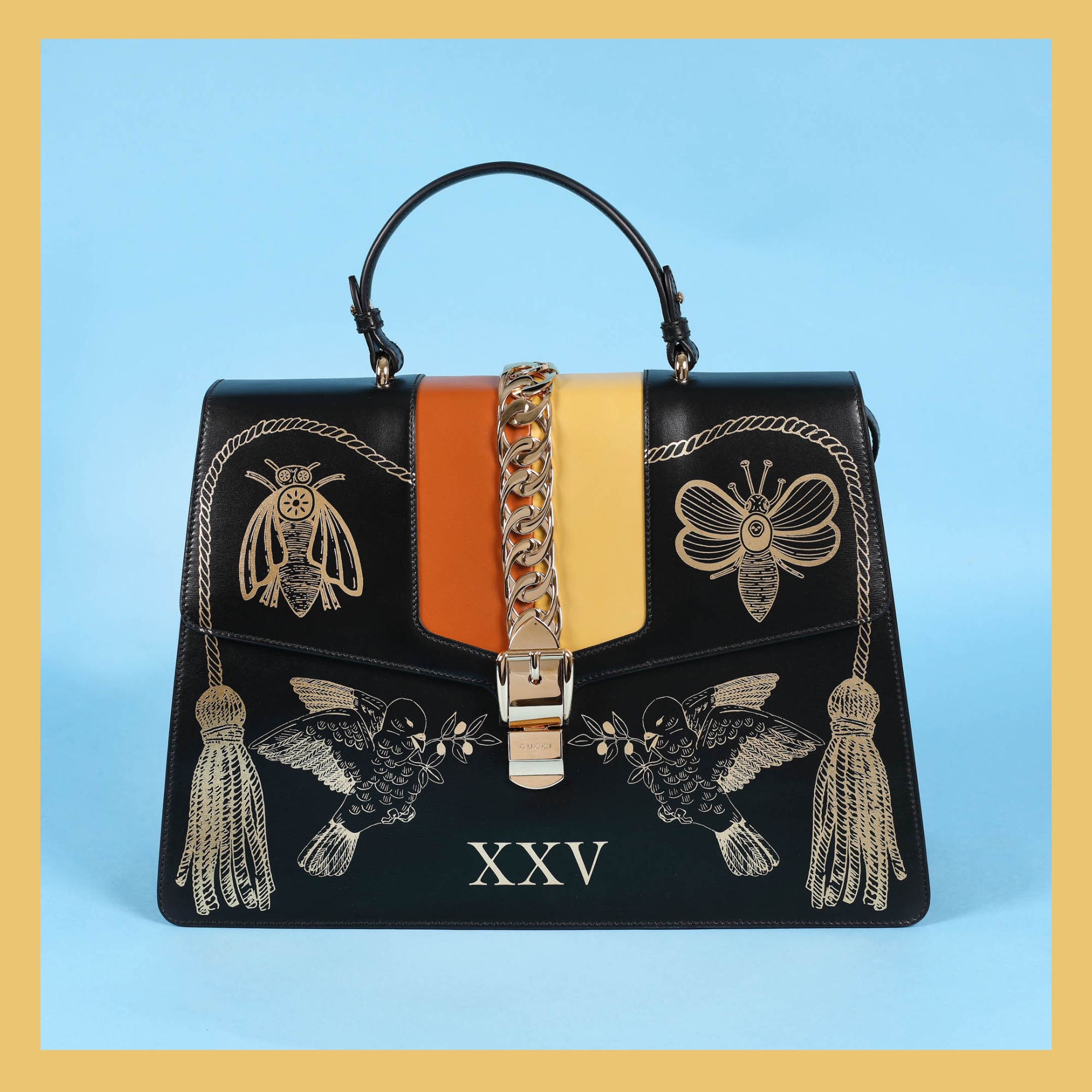 ”Sylvie Maxi” - geantă Gucci, din piele, de culoare neagră, decorată cu dungi bicolore și aplicație metalică, de damă, însoțită de manualul de utilizare și husa originală