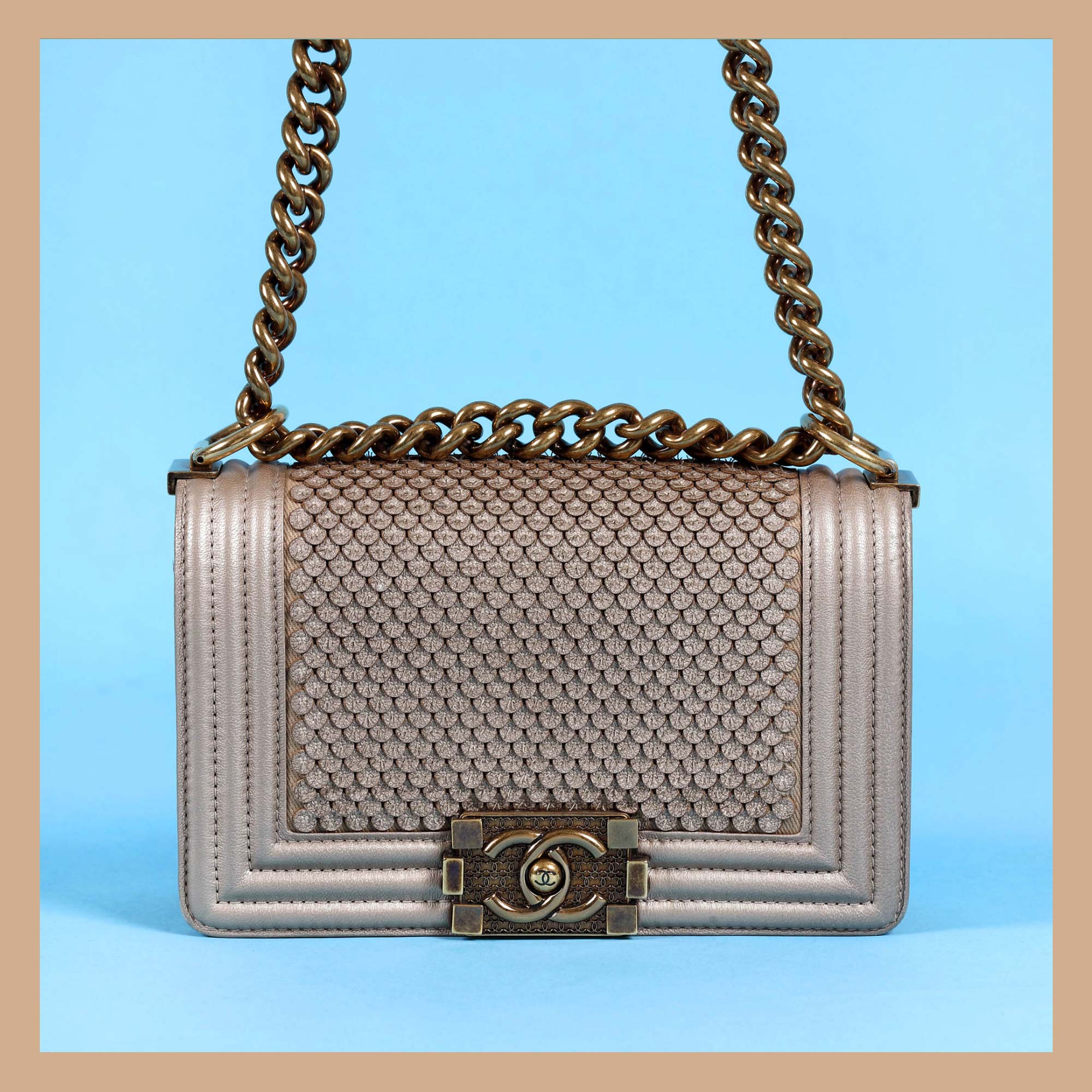 ”Scales Boy” - geantă Chanel, din piele, de culoare bej, însoțită de card de autenticitate, husă și cutie originală