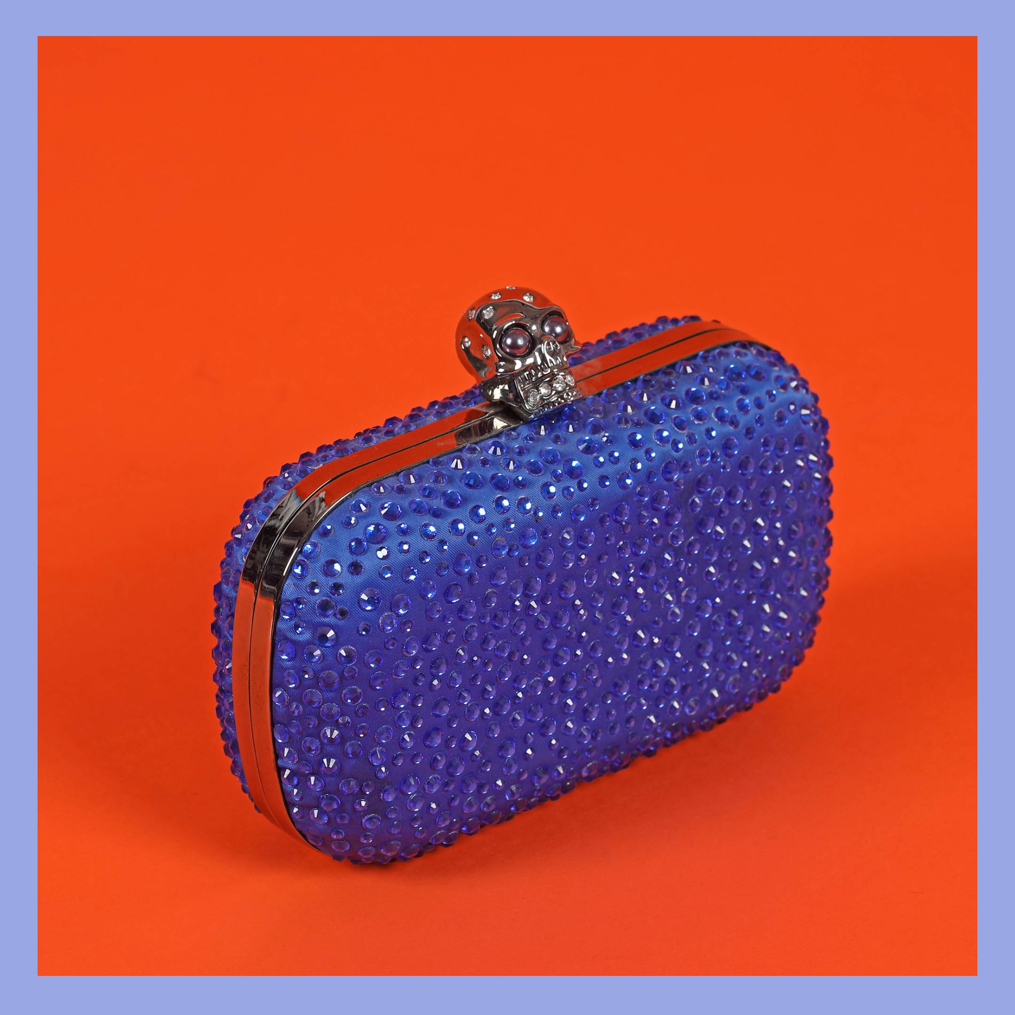 "Crystal Skull" - clutch Alexander McQueen, din satin albastru, presărat cu pietre ornamentale, de damă