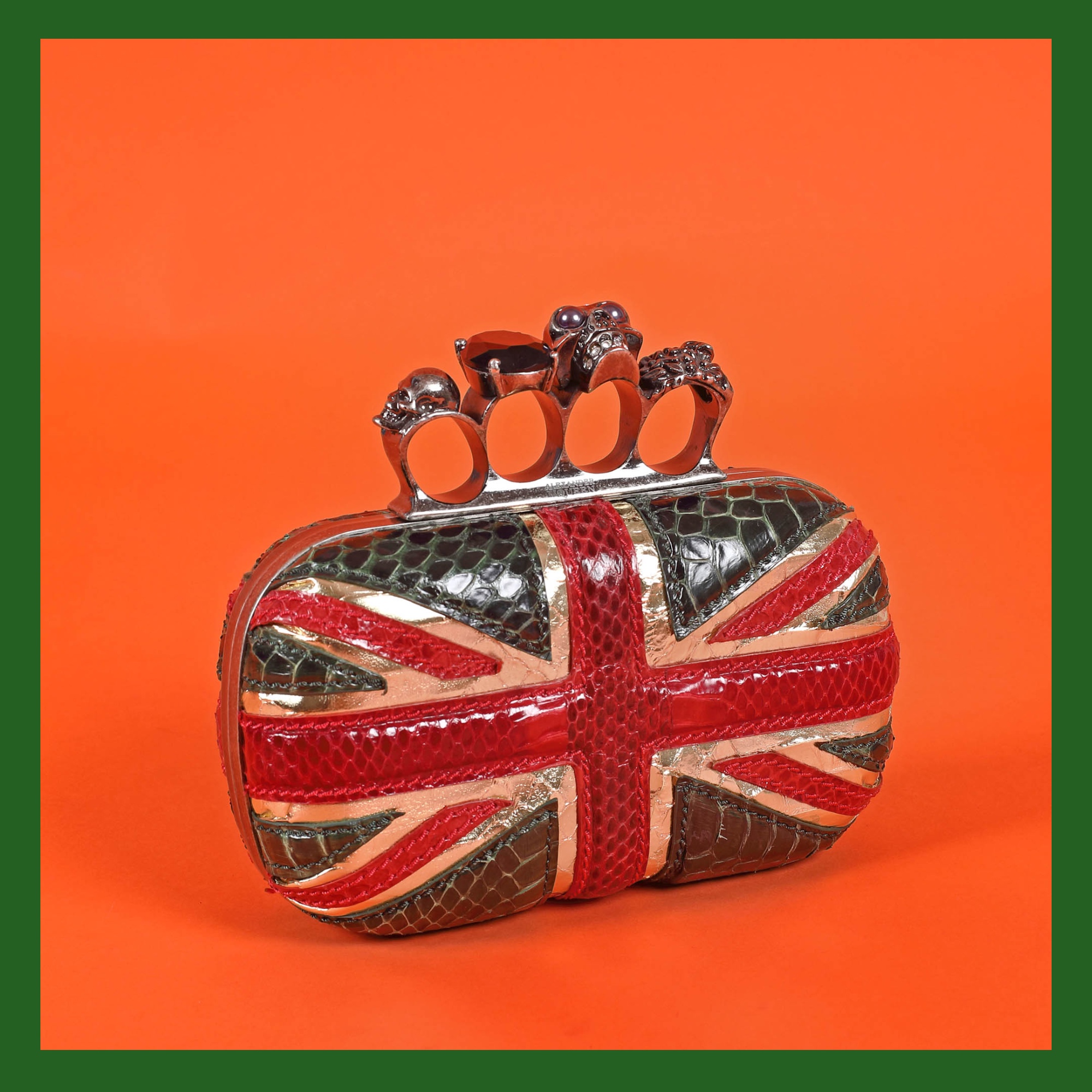 Clutch Alexander McQueen, din piele, decorată cu modelul steagului britanic