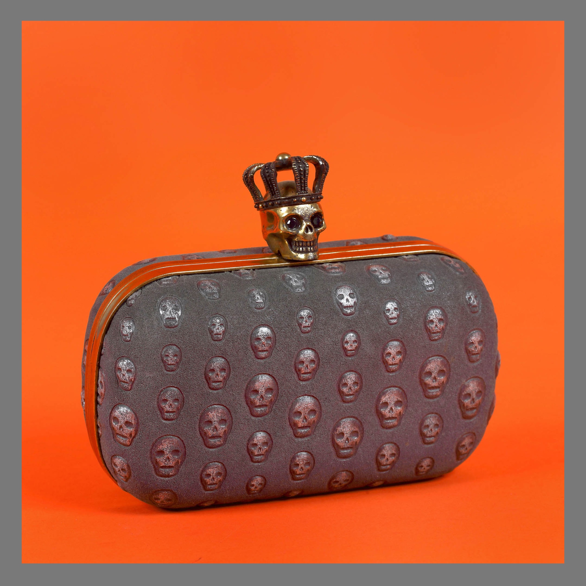 Clutch Alexander McQueen, cu motive cranii, de culoare gri