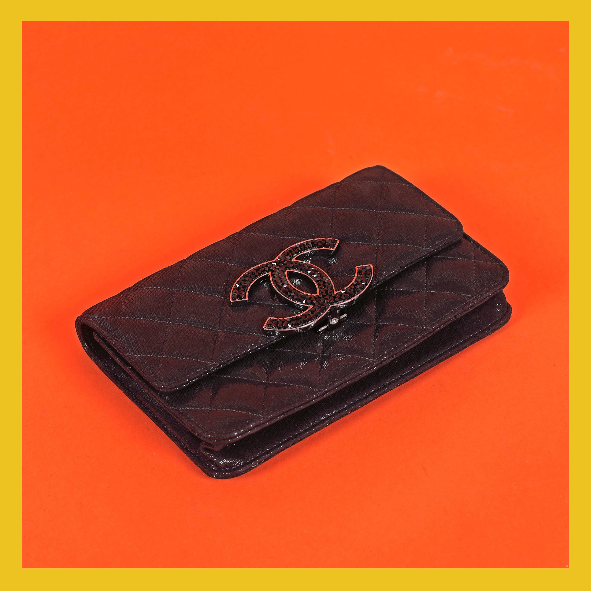 Clutch vintage Chanel, din piele matlasată, cu accente sclipitoare, însoțit de card de autenticitate și cutie originală