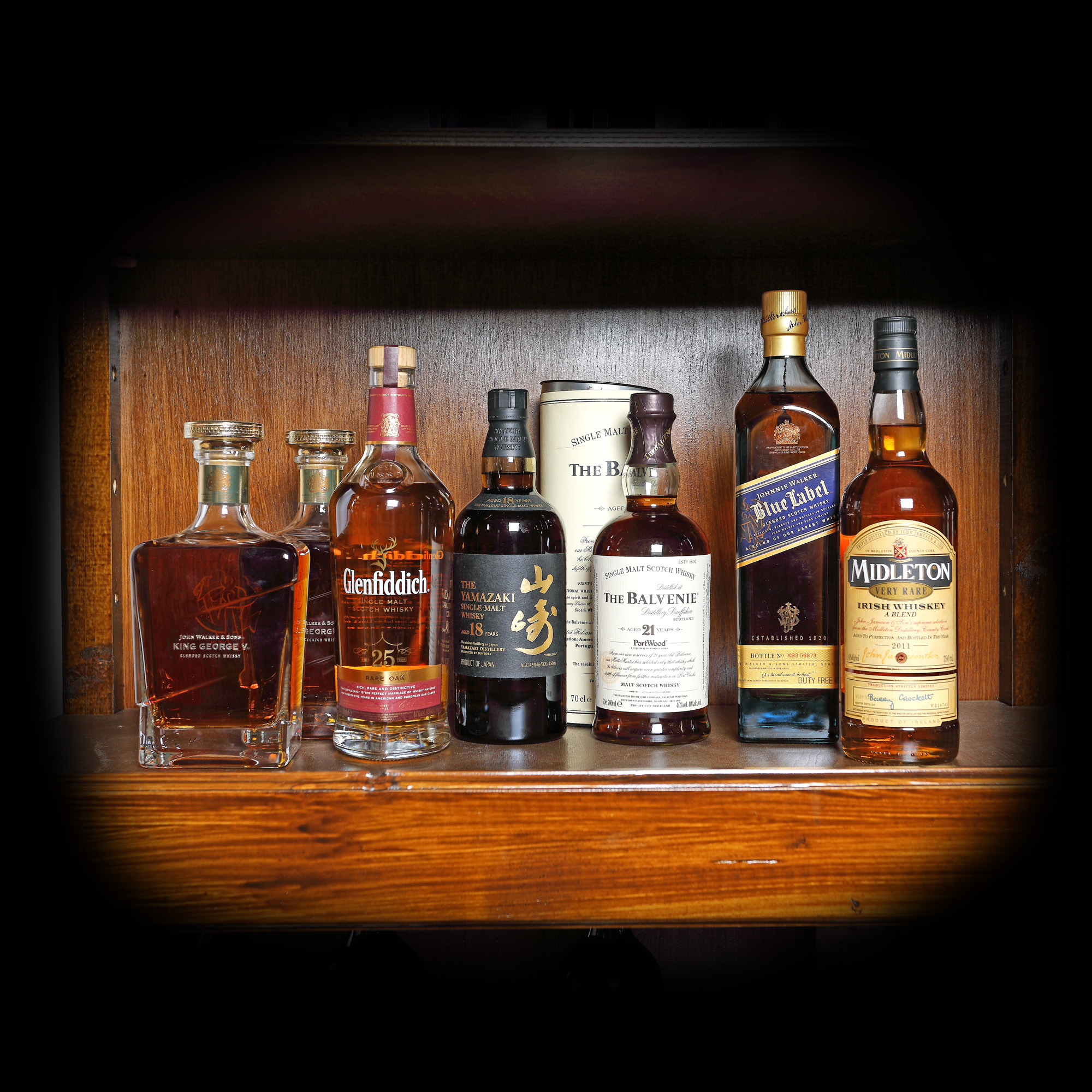 Lot format din șapte sticle de whisky, de calitate excepțională (dintre care Glenfiddich 25, Yamazaky 18 etc.), 7st x 0,70l