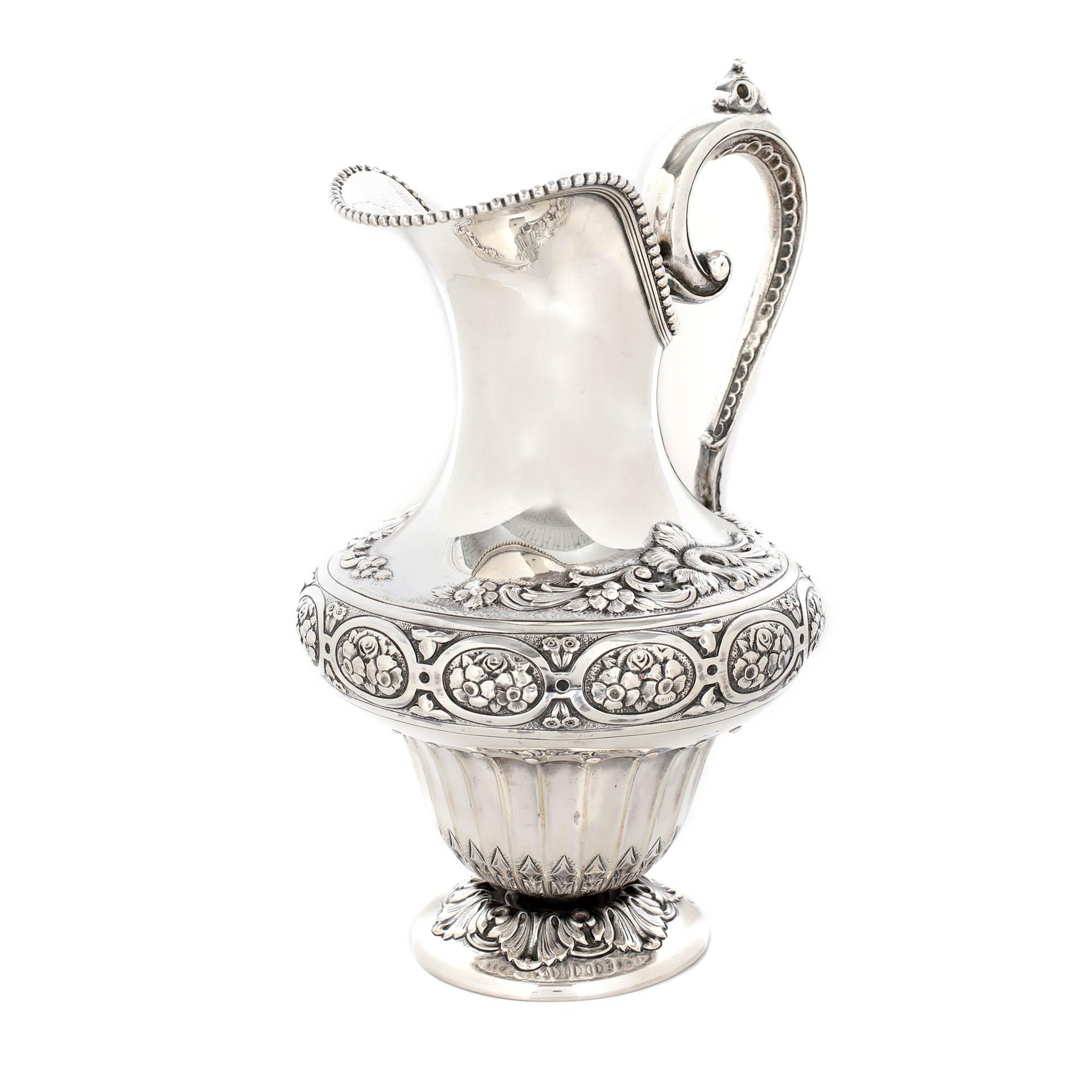 Carafă cu ansă, din argint, decorată cu medalioane florale 