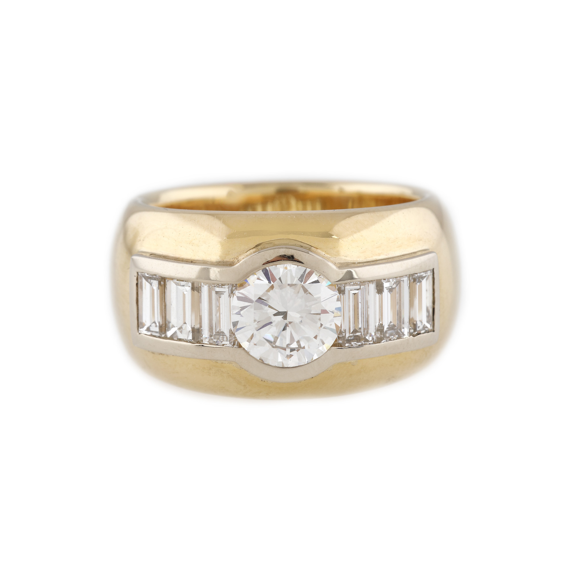 Inel din aur, decorat cu un impunător diamant central, având alăturate diamante baghete
