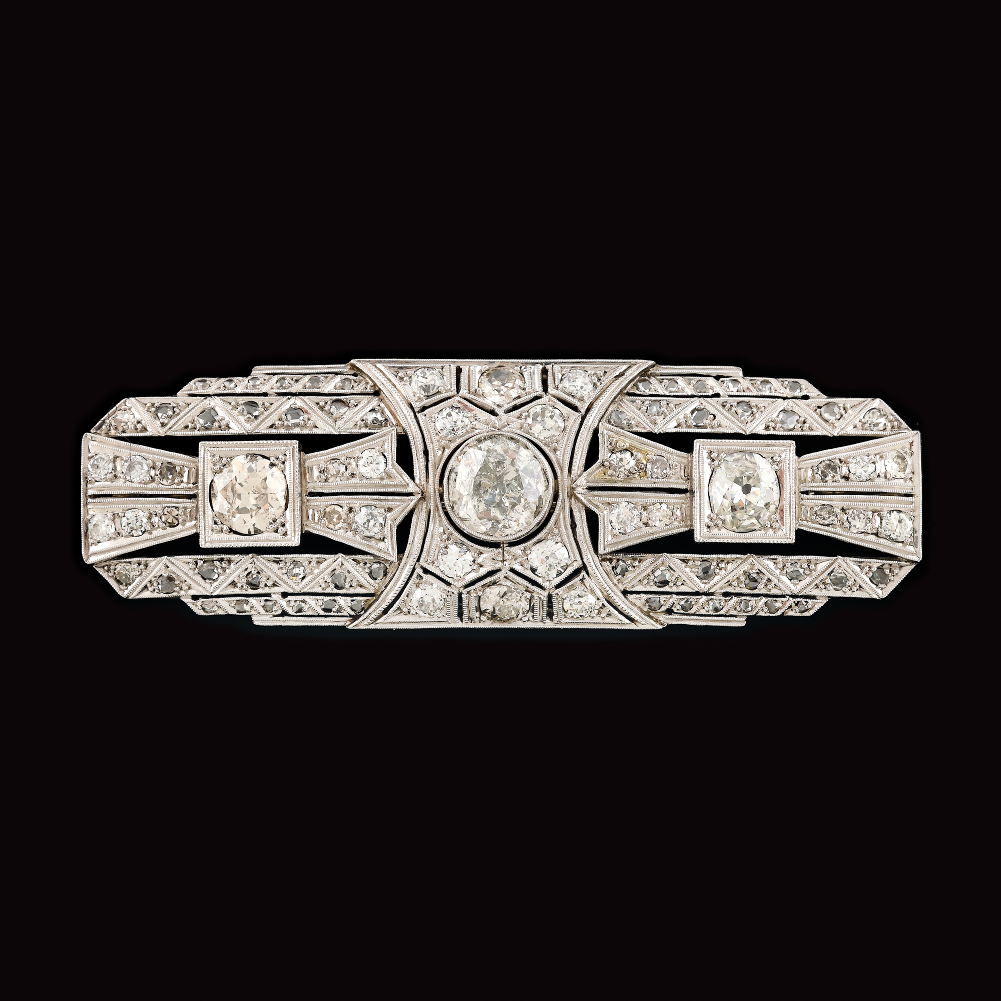 Elegantă broșă Art Deco din aur alb, ornată cu diamante