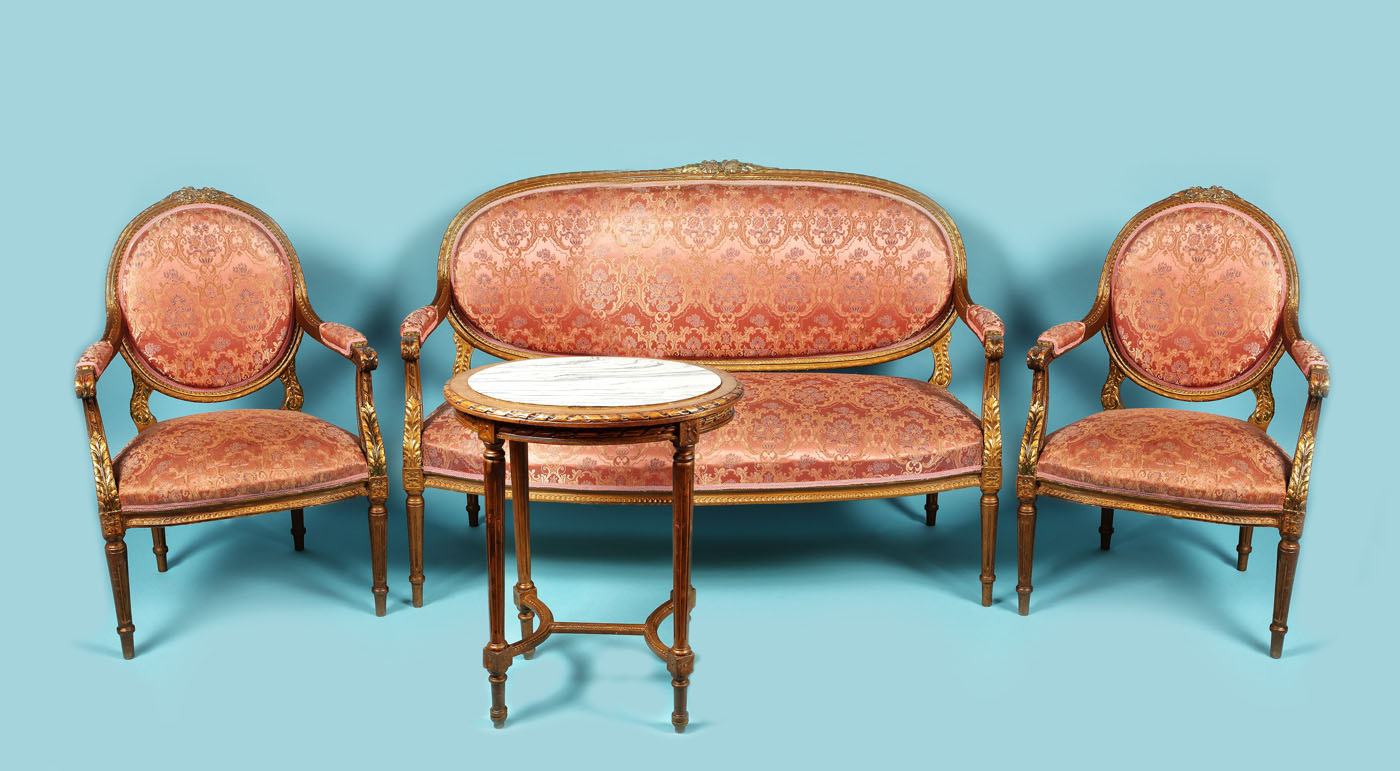Garnitură pentru salon, în manieră Louis XVI, formată din canapea, pereche de fotolii și măsuță