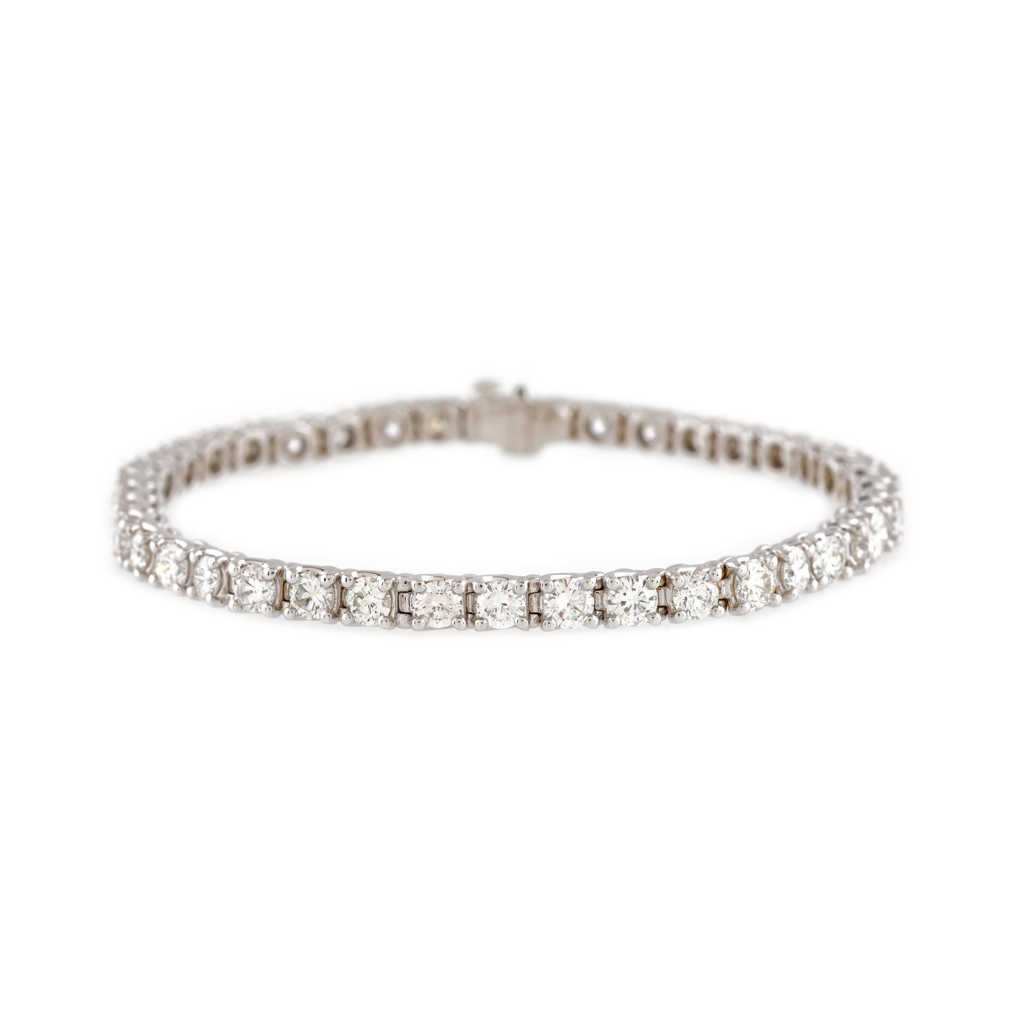 Impozantă brățară tennis din aur alb, decorată cu 40 de diamante
