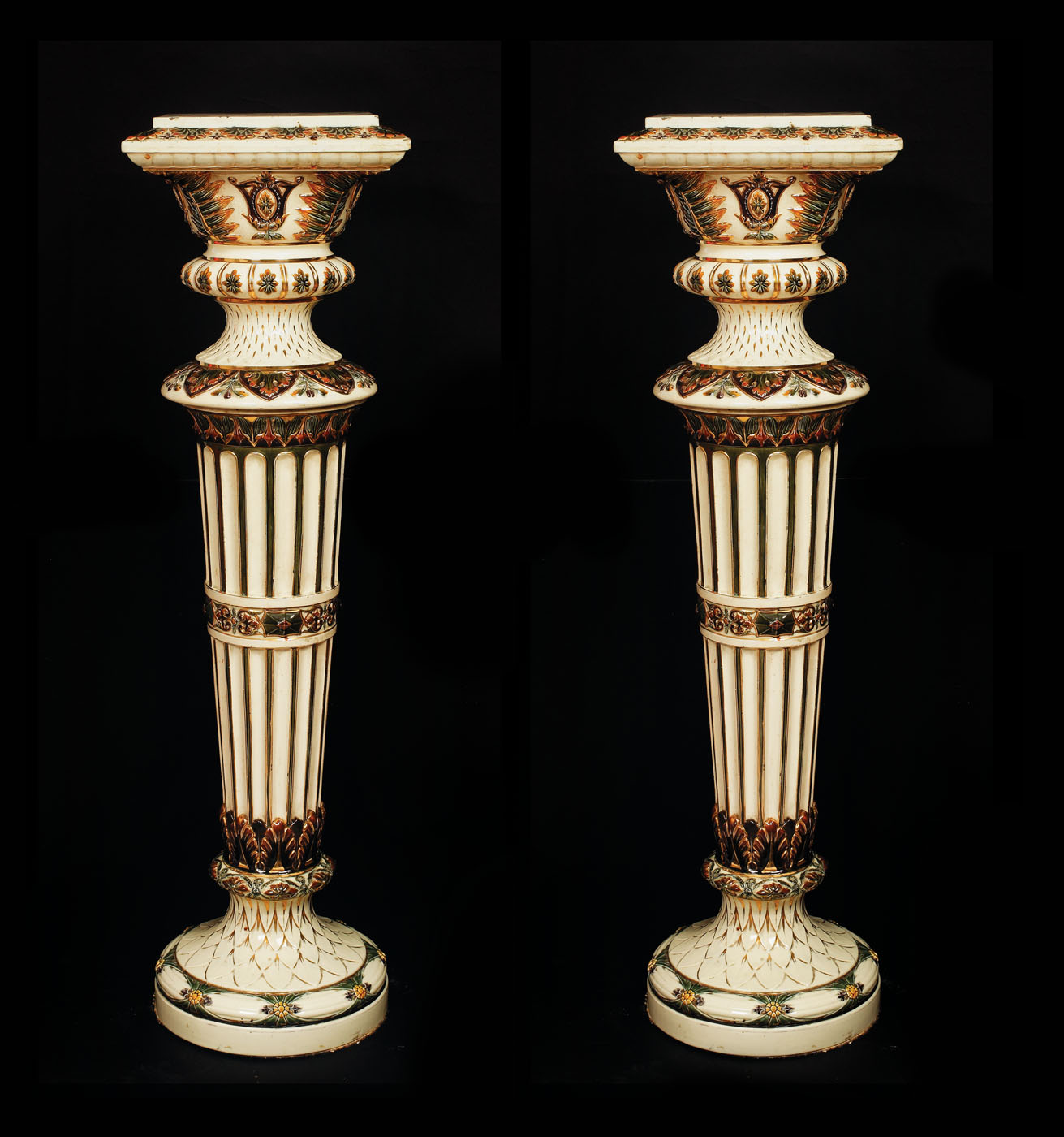 Pereche de coloane decorative, cu motive palmete, pictate și glazurate