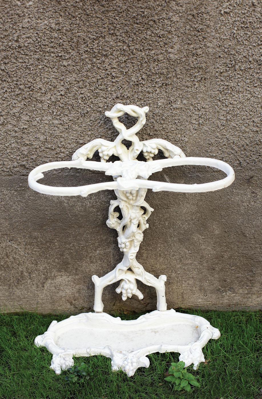 Umbrella stand decorated with floral-vegetal motifs