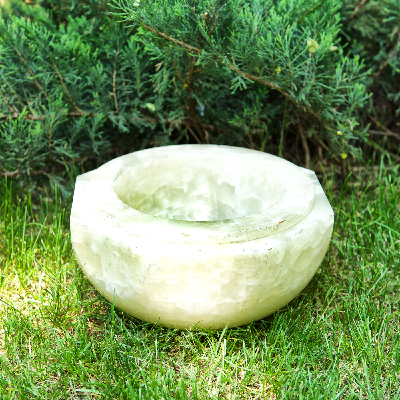 Alabaster cache-pot