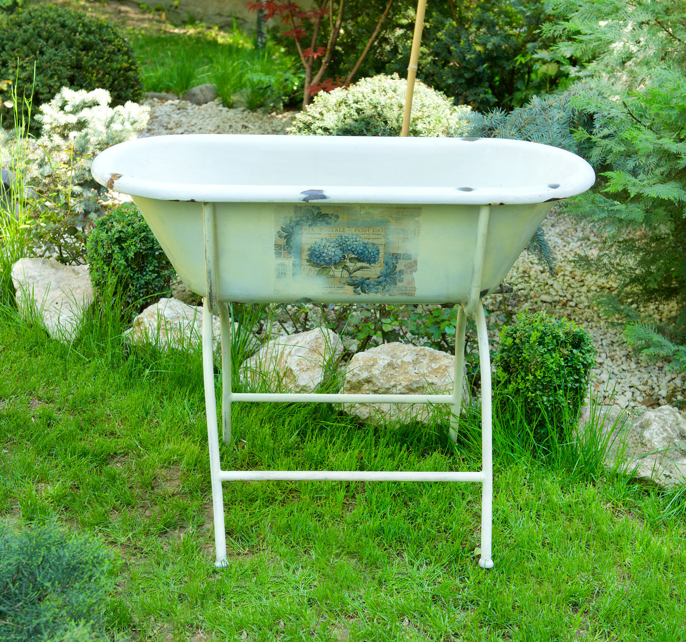 Sink-shaped planter box for the garden