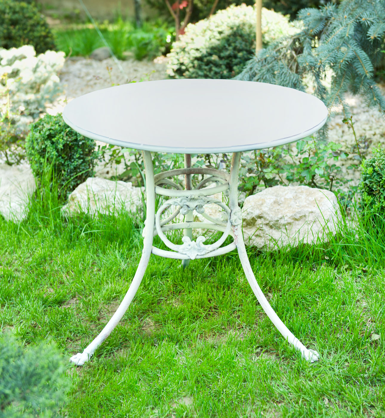 Garden table with round top and claw foot legs, from the collection of Corneliu Baba