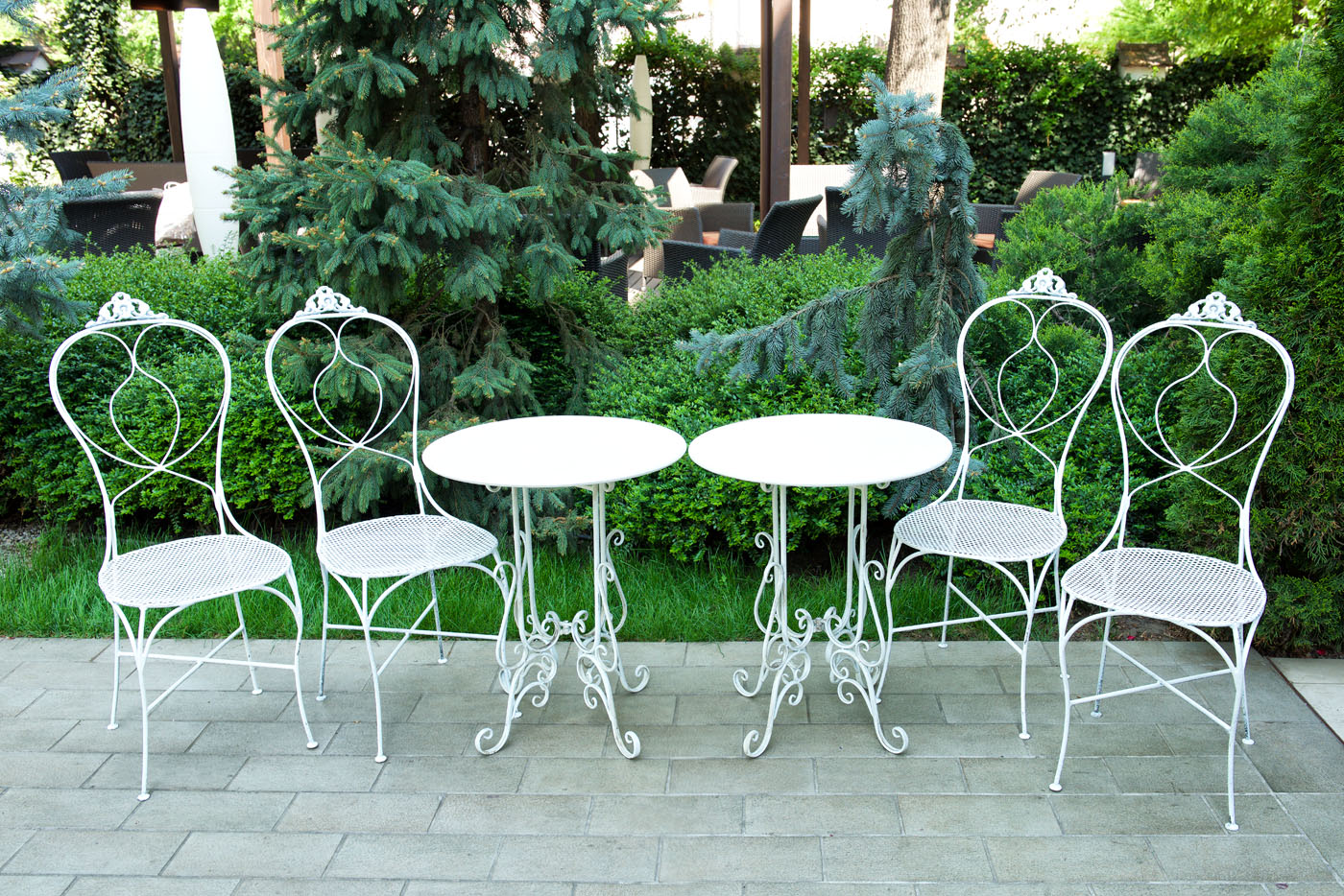 Garden furniture set consisting of two round tables and 4 chairs