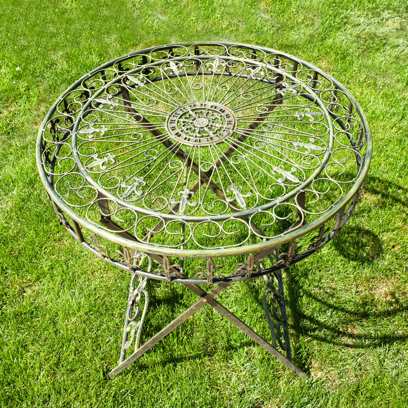 Masă pliabilă, cu model fleur-de-lis, din fier forjat, pentru grădină