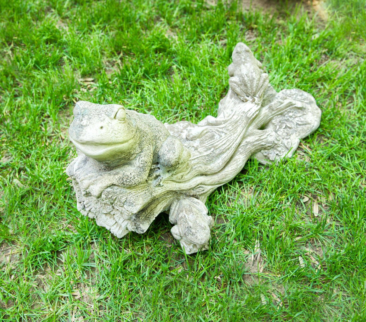 Statuetă decorativă din piatră, în forma unei familii de broscuțe pe un trunchi de copac