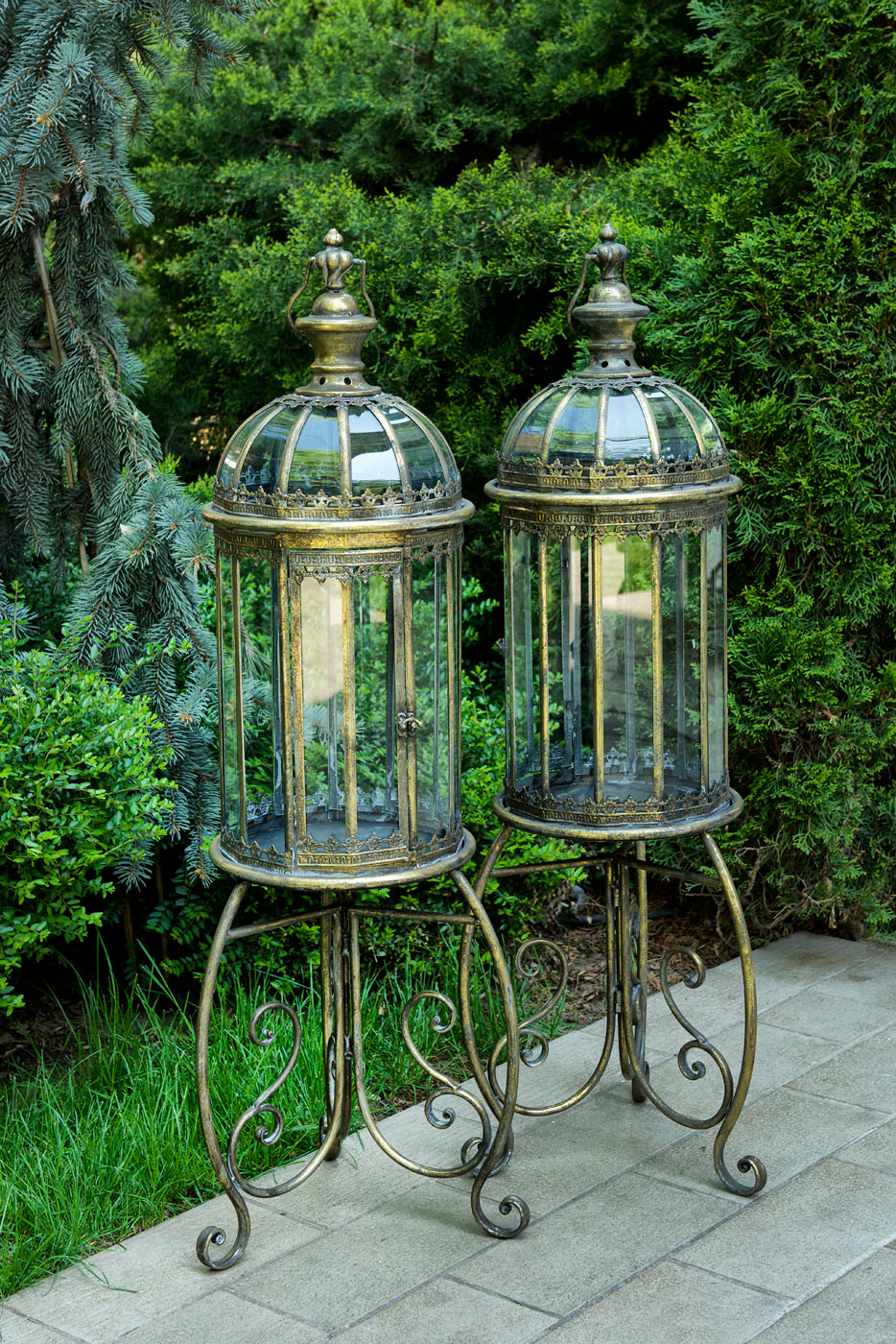 Pair of outdoor lamps