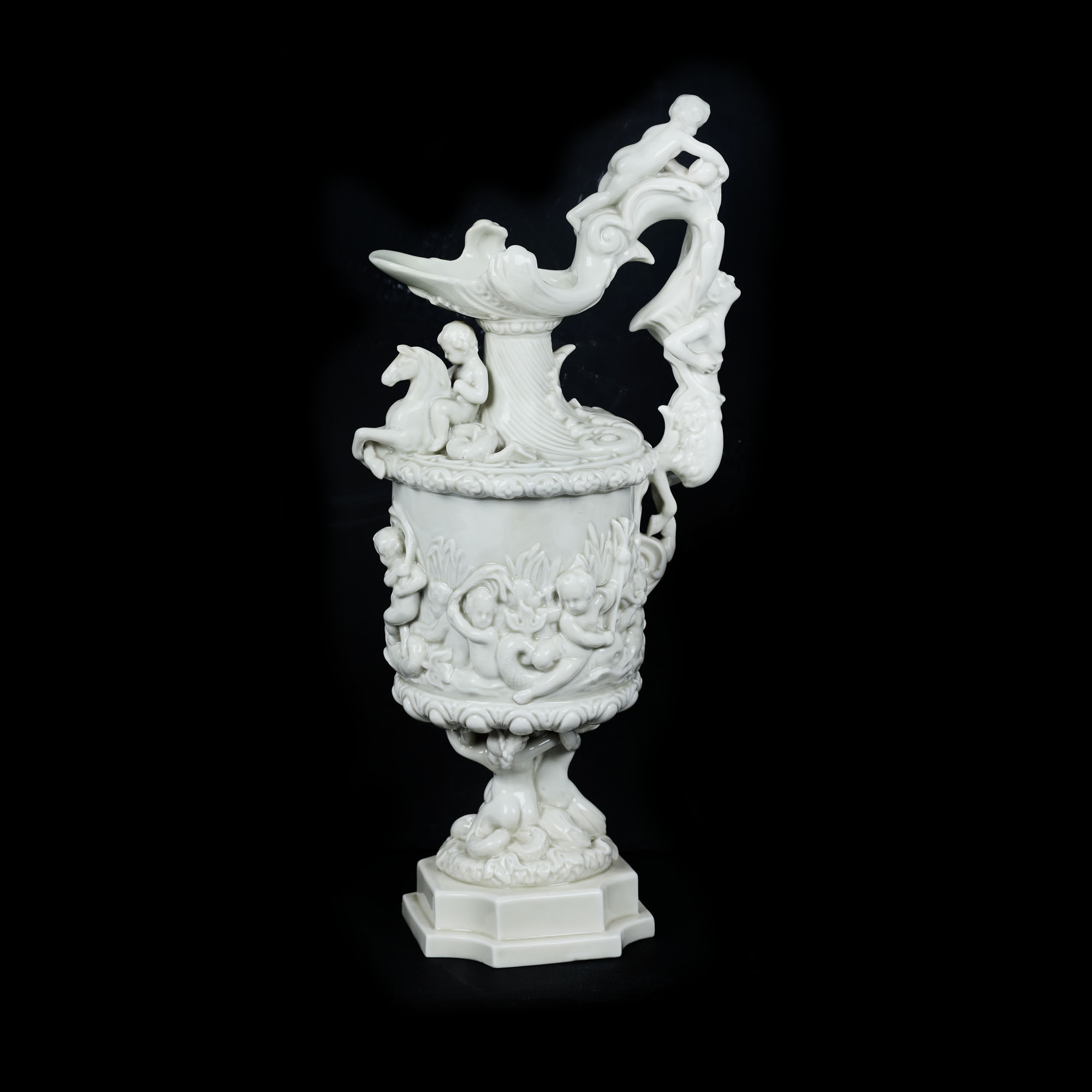 Vas din porțelan Capodimonte, bogat decorat cu putti și personaje mitologice, sfârșitul sec. XVIII