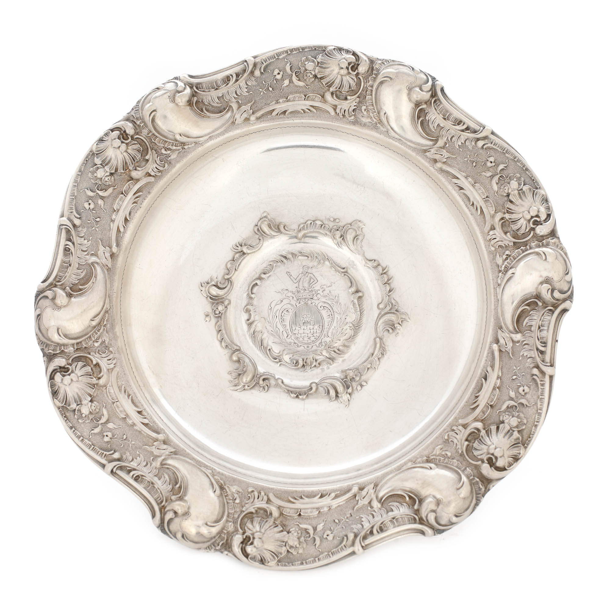 Fructieră Koch & Bergfeld din argint, cu decor Belle Époque și influențe Rocaille, ornată central cu blazon princiar, sfârșitul sec. XIX, provine din colecția Garabet și Sabina Avachian