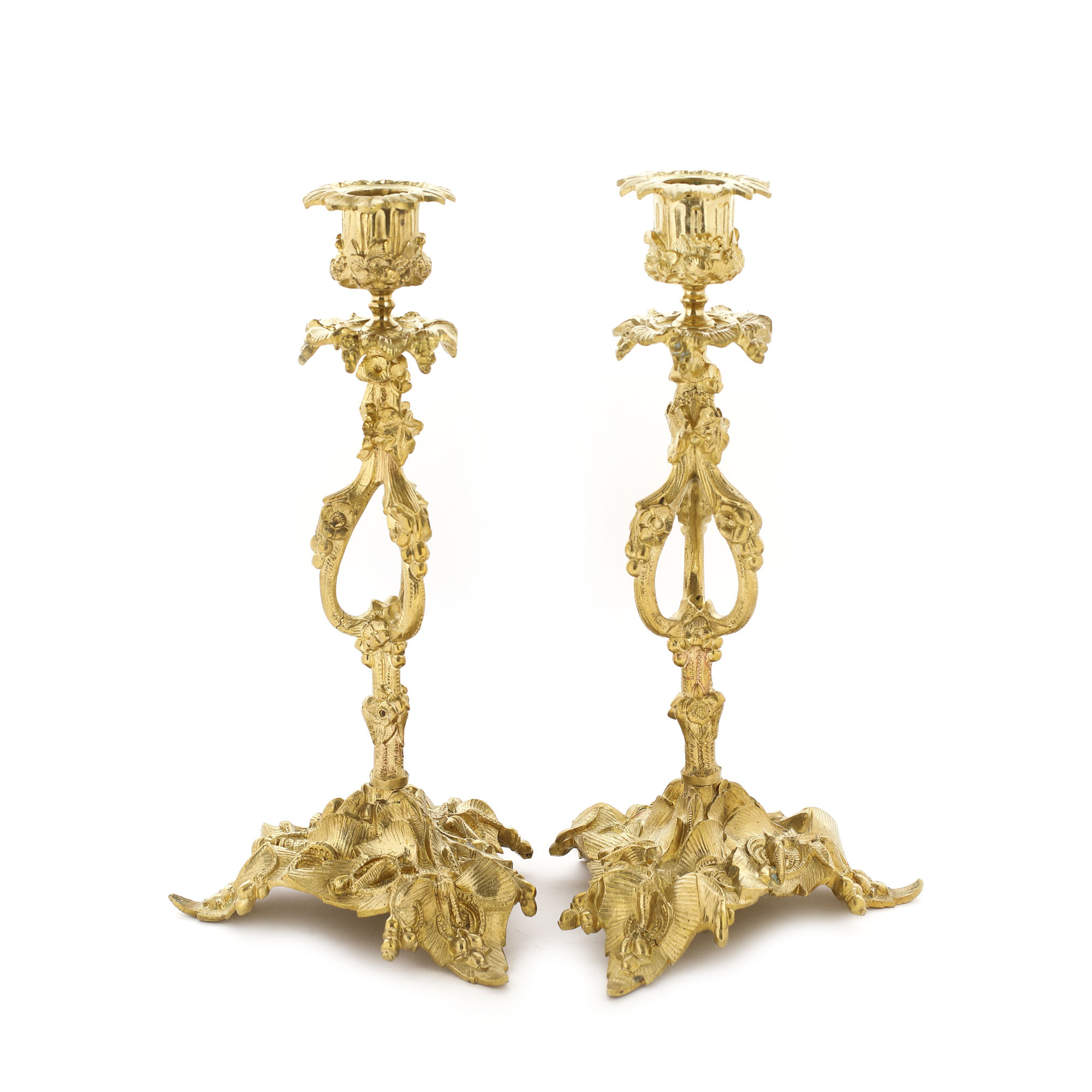 Pereche de sfeșnice Rococo din bronz aurit, cu decor flori de nalbă și fluturi, cizelat și gravat manual, mijlocul sec. XVIII, piesă de colecție