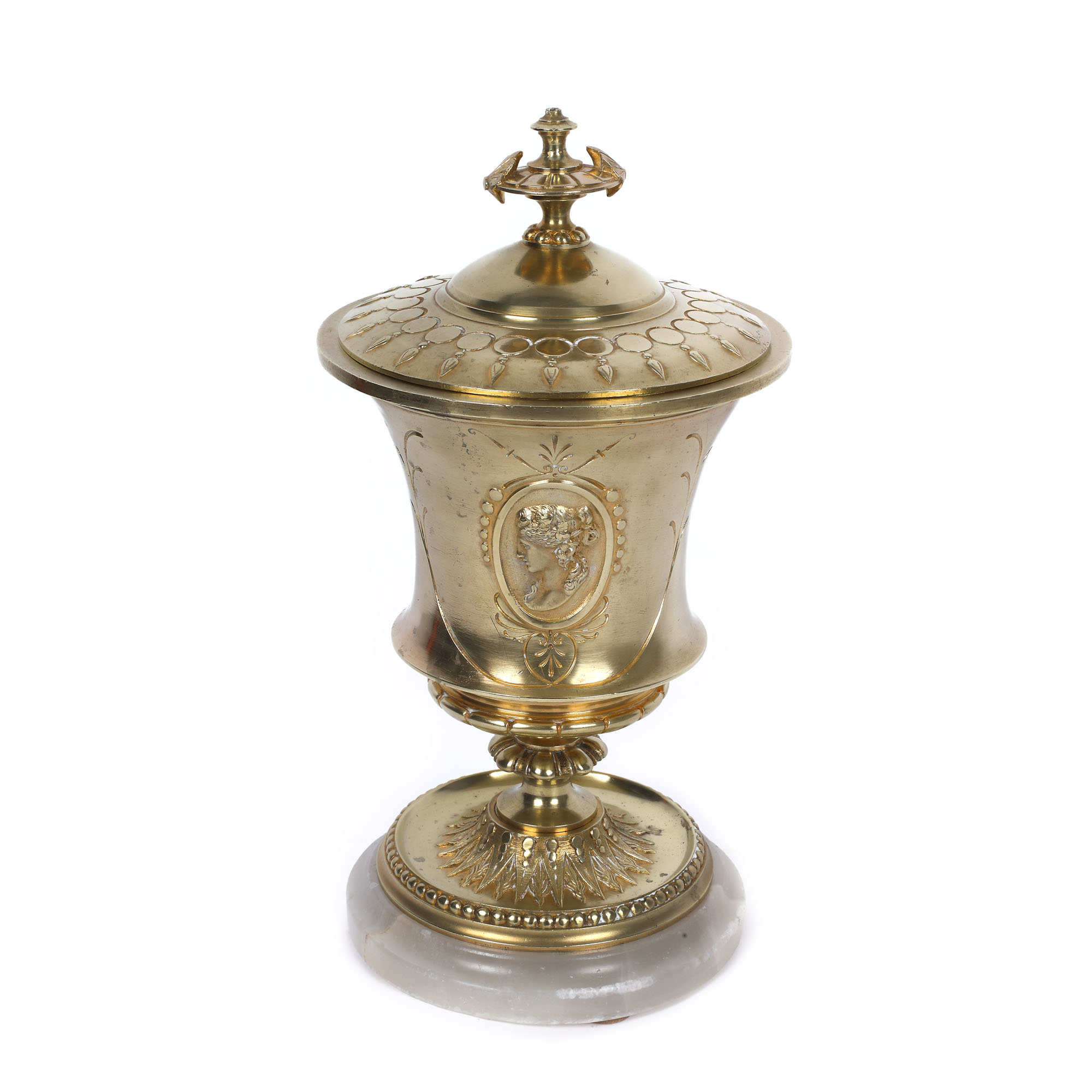 Impresionant vas cu capac Pierre-Philippe Thomire, decorat cu efigii feminine și elemente de inspirație etruscă, din bronz aurit, cu bază din alabastru sculptat, cca. 1830