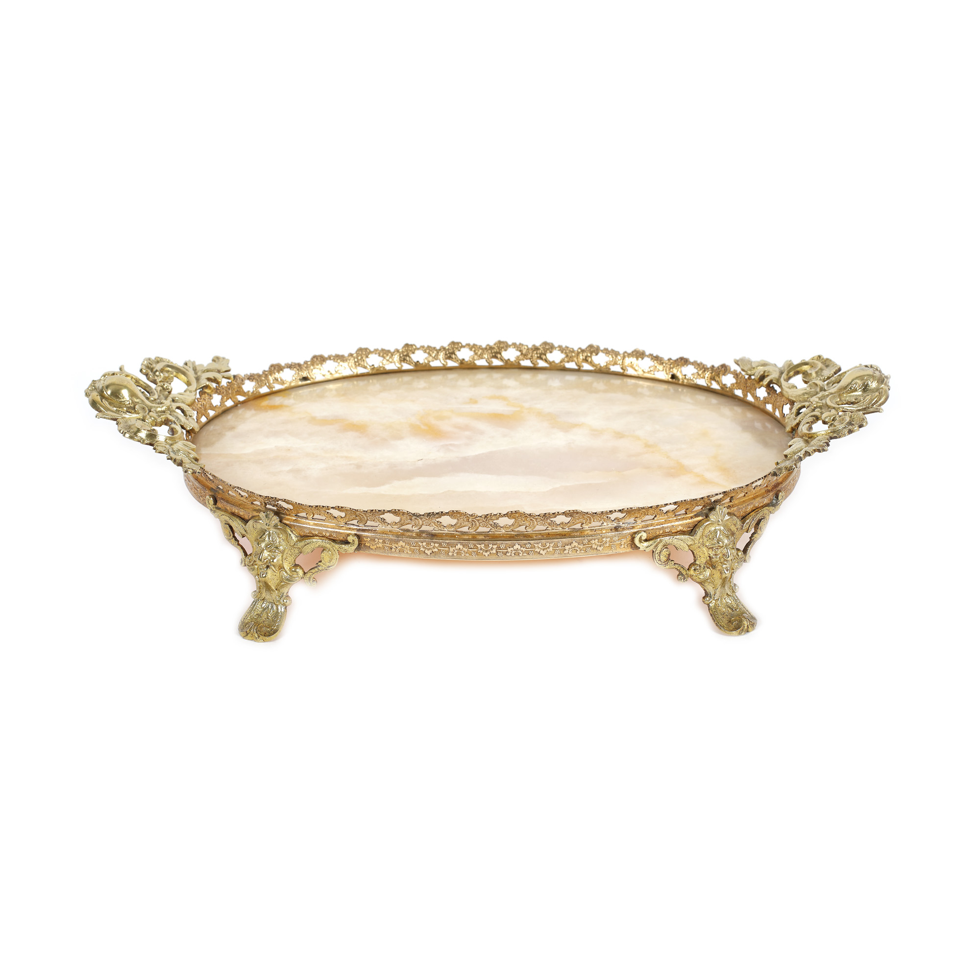 Platou cu anse, în stil Rococo, din bronz doré și onix galben, decorat cu elemente specifice perioadei Louis XV inclusiv mascaroni cu efigii de personaje alegorice, gravată și decorată în tehnica guilloché, cca. 1780, piesă de colecție