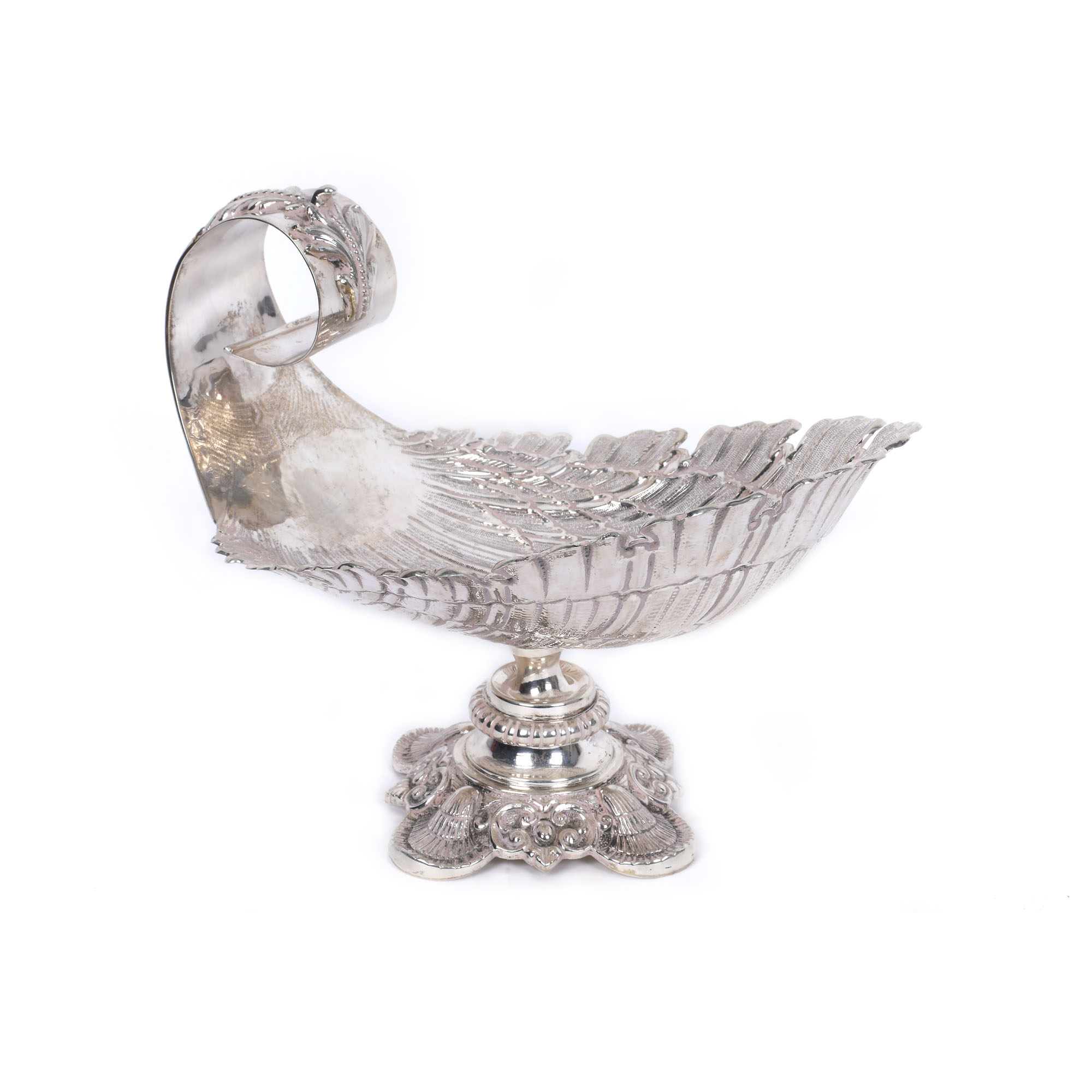 Shell-shaped silver decorative vessel