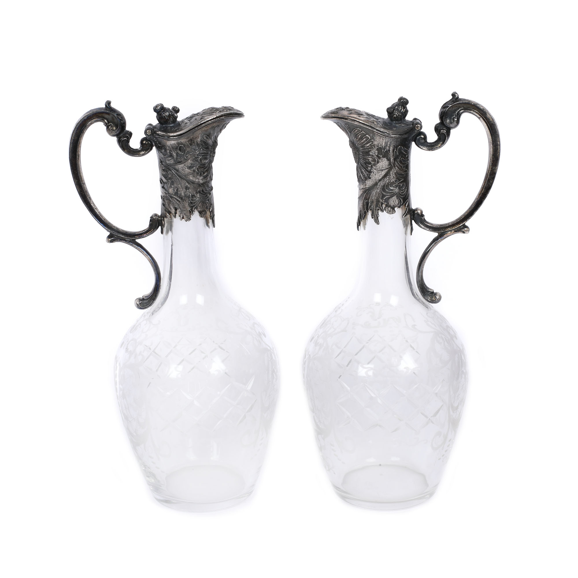 Pereche de carafe cu decor în manieră Neo-Rococo, din cristal, prima jumătate a sec. XX