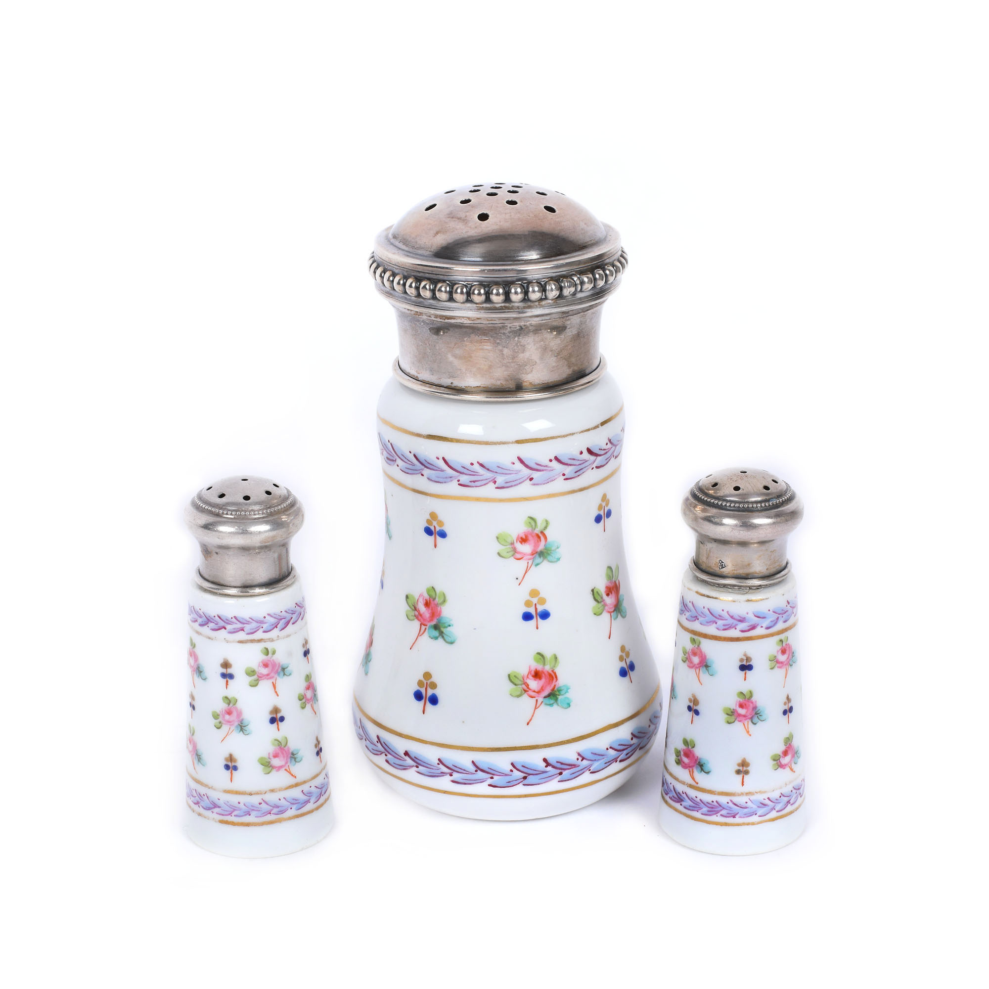 Set de trei solnițe Sèvres din porțelan, decorat cu bordură din argint, cca. 1771