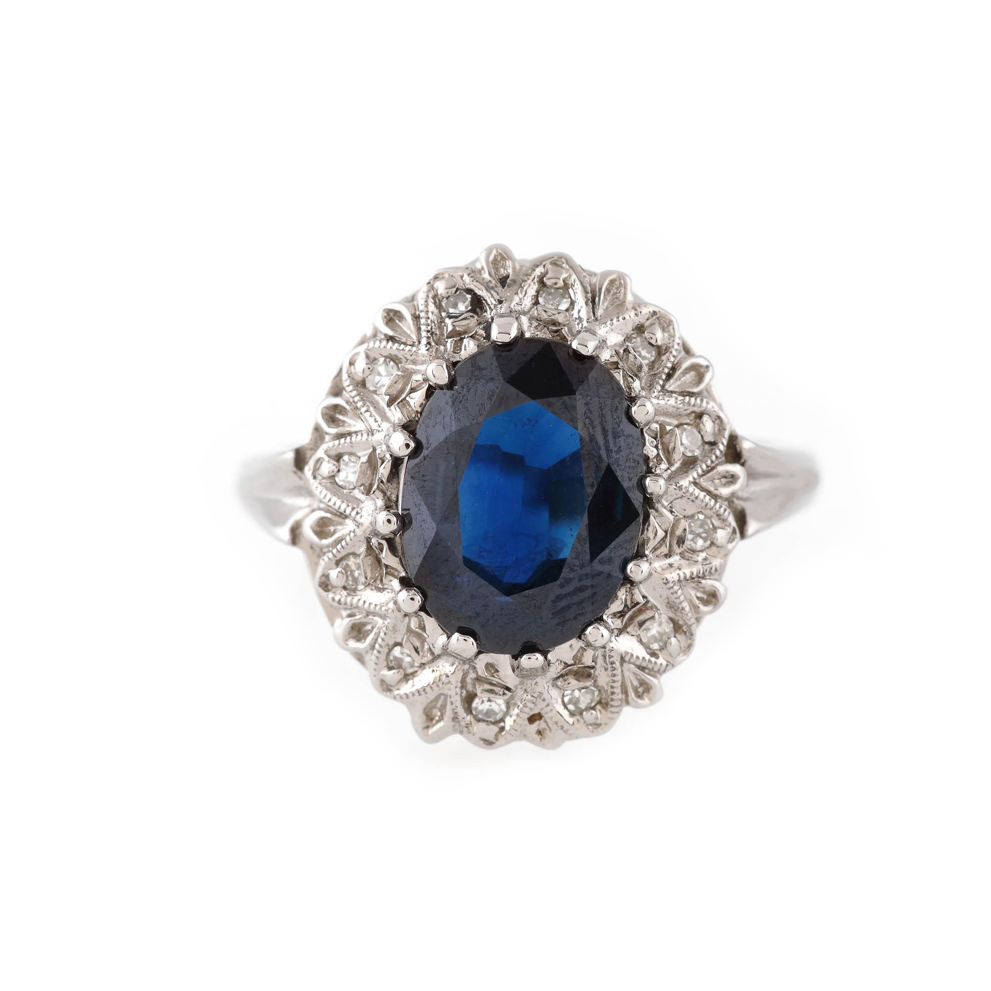Inel din aur alb, decorat cu safir oval și diamante