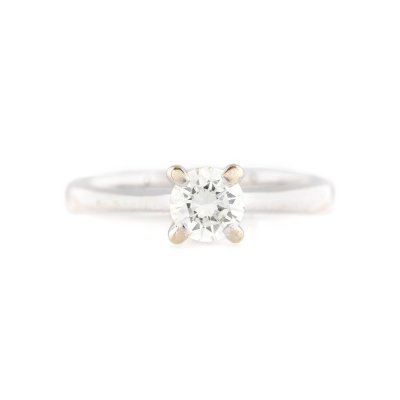 Inel din aur alb, decorat cu diamant solitaire