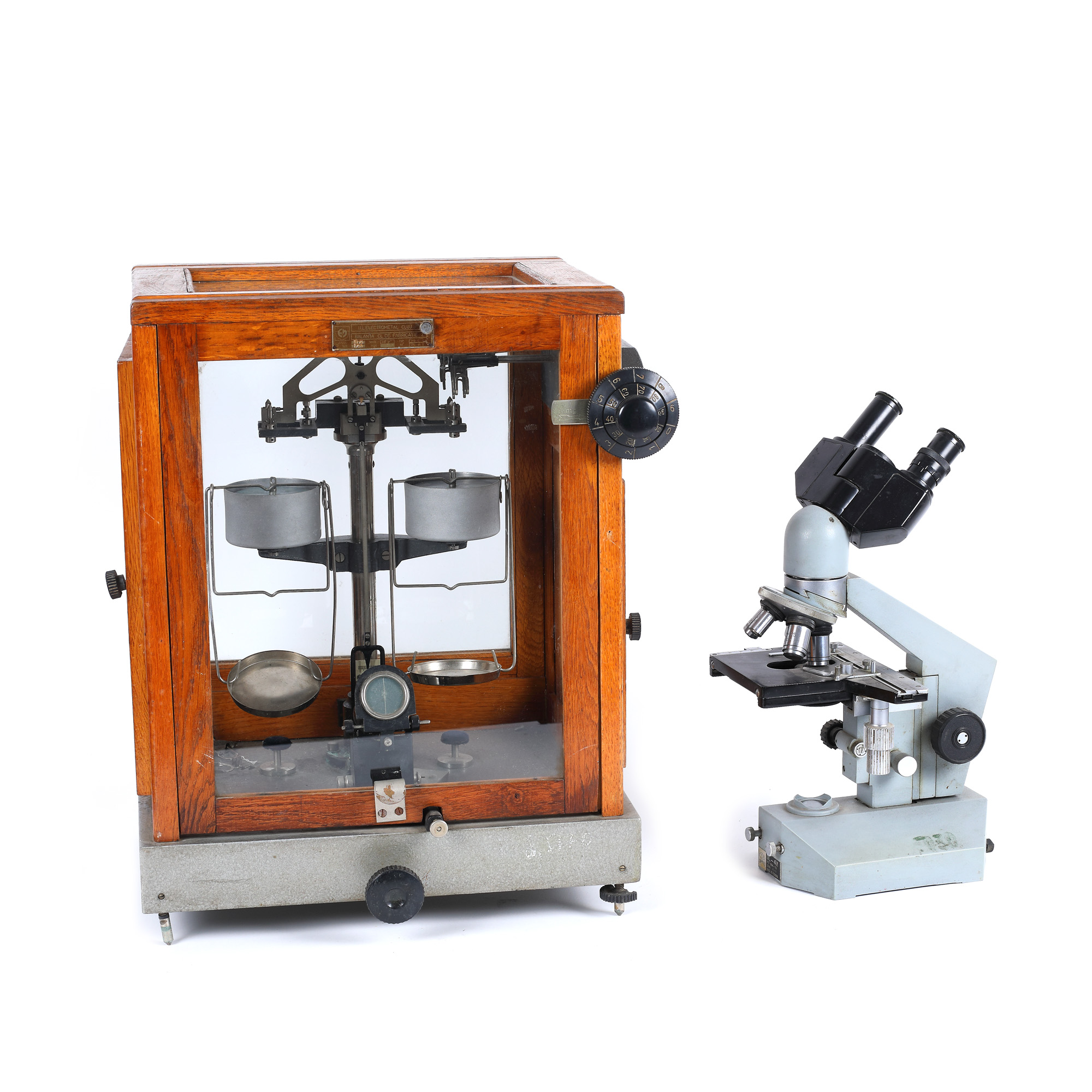 Balanță de farmacie și microscop de laborator, România