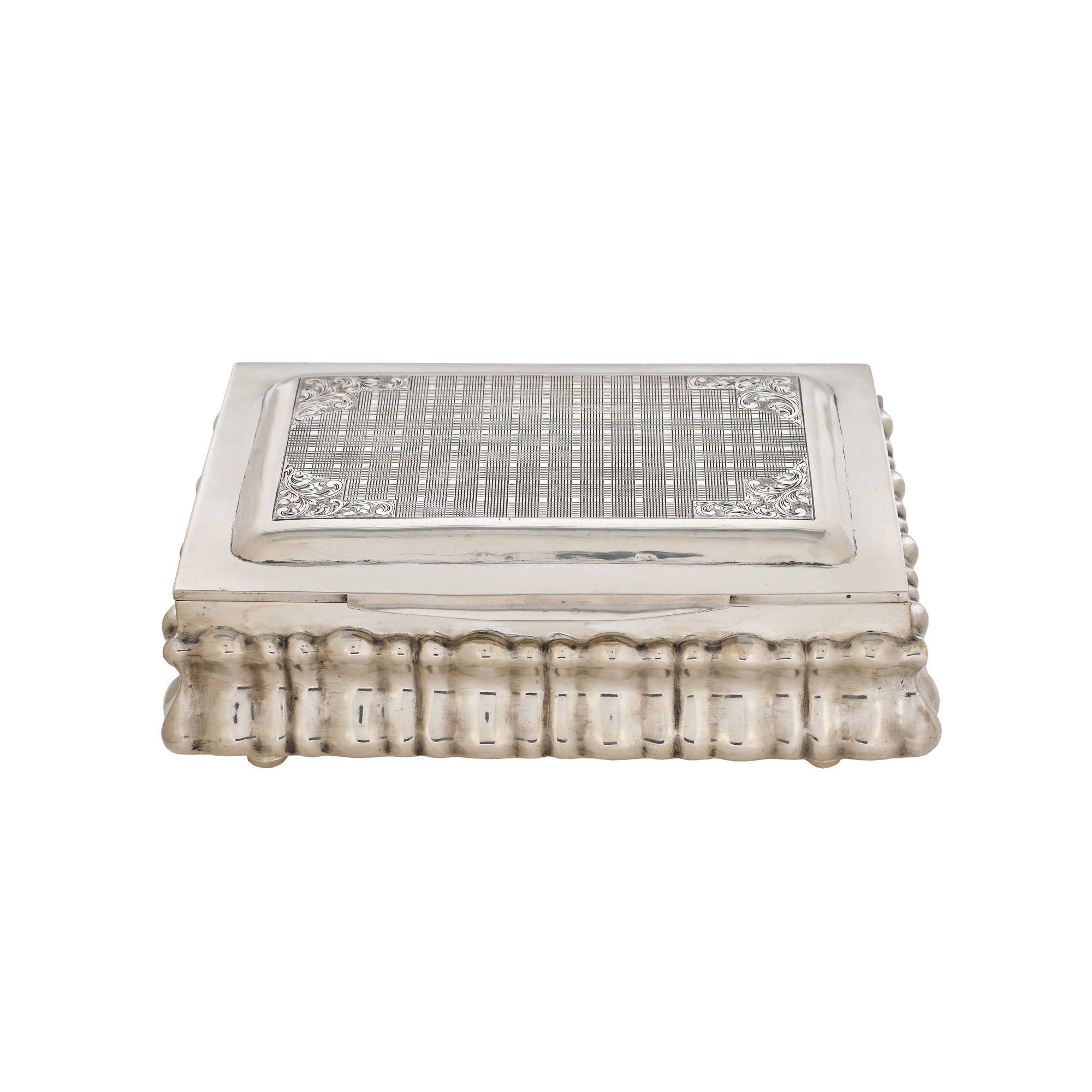 Cutie Art Deco din argint, pentru bijuterii, gravată manual, cu decor repoussé, cca. 1930