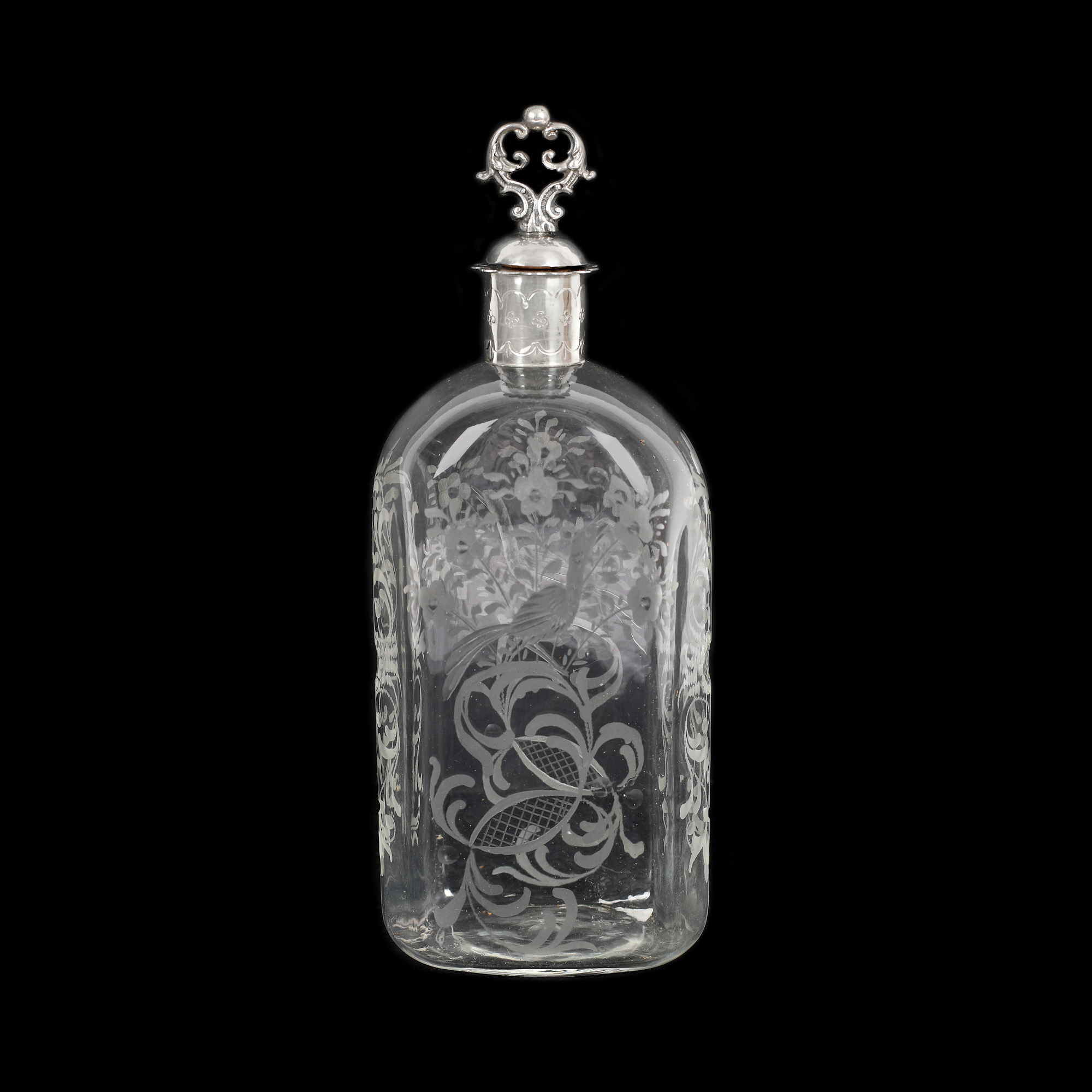 Carafă din cristal gravat cu montură din argint, decorată cu motive păsări și buchete de flori, sec. XVIII, piesă de colecție